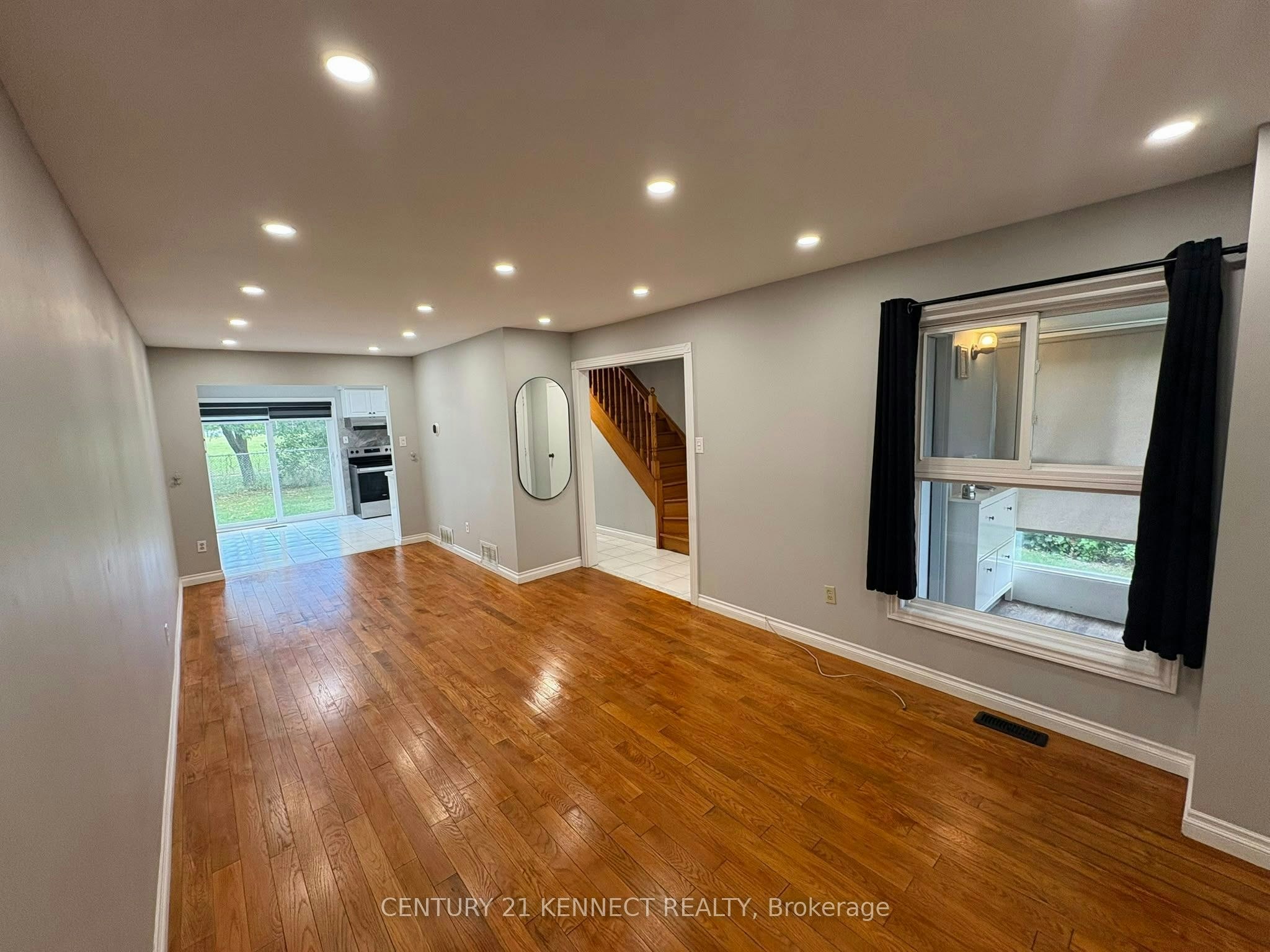 68 Larksmere Court, Markham, ON, L3R 3R1 2