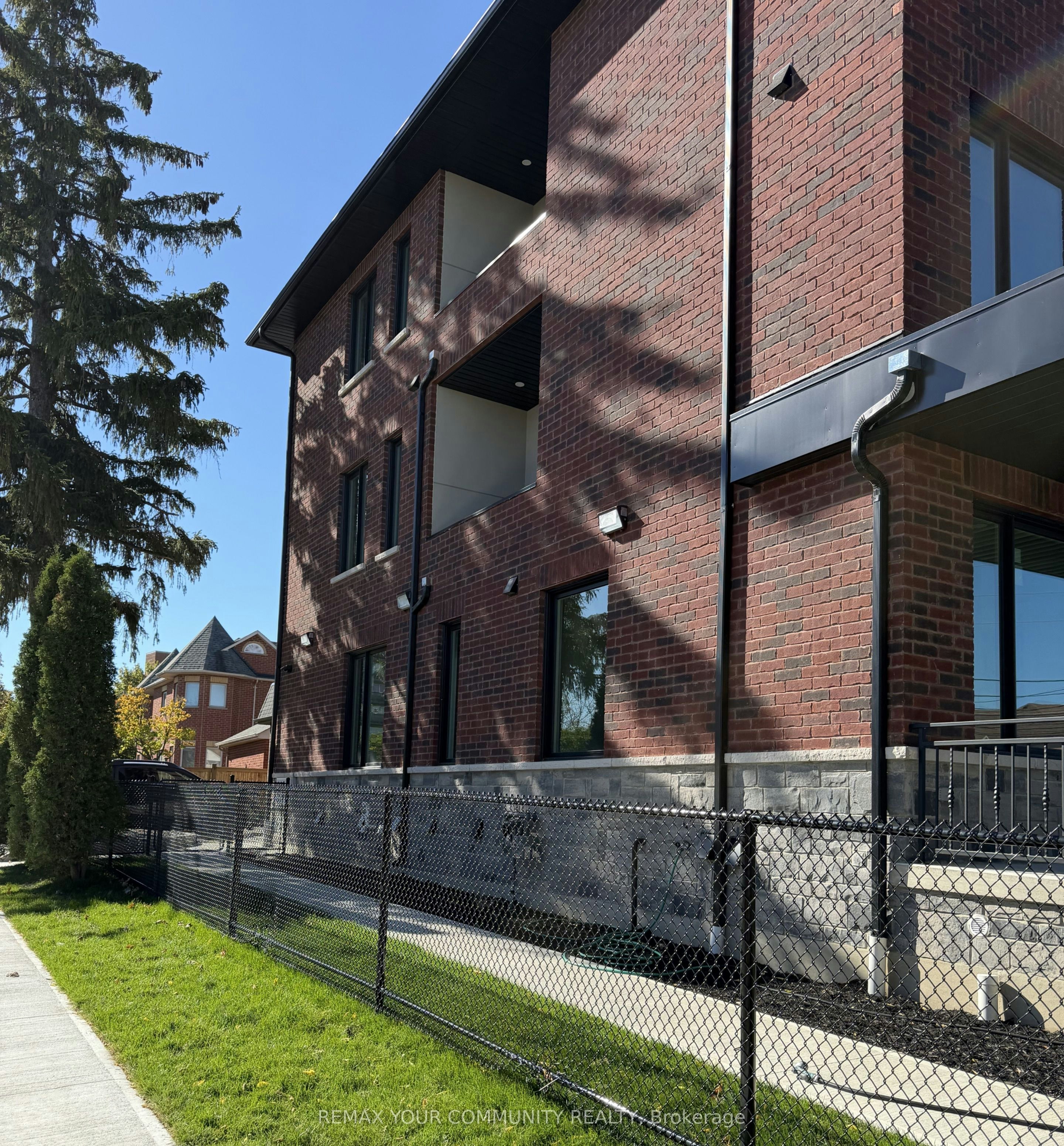 3-25 Oxford Street, Richmond Hill, ON, L4C 4L6 3