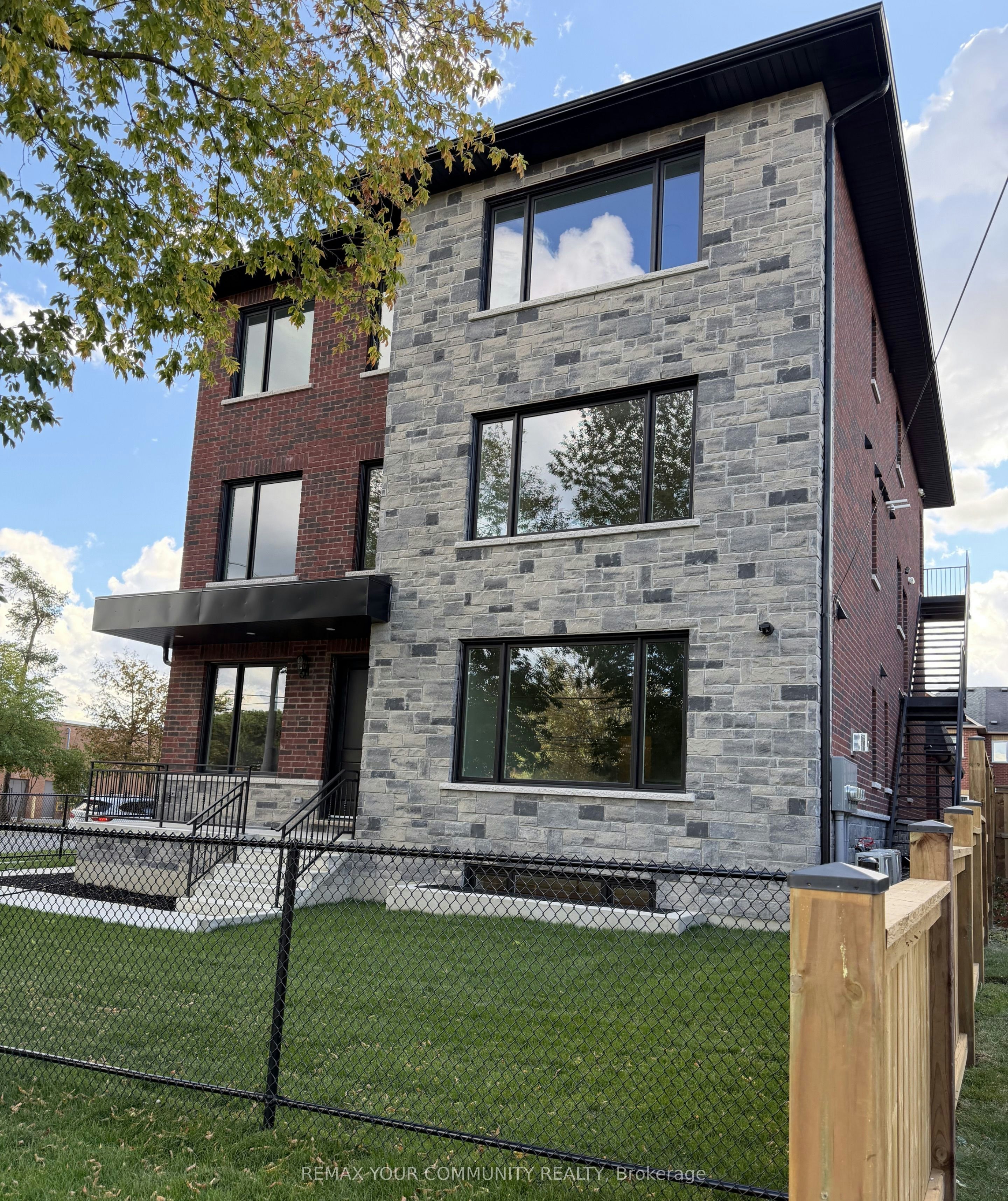 3-25 Oxford Street, Richmond Hill, ON, L4C 4L6 2
