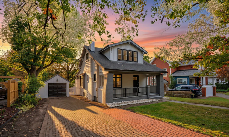 20 Elizabeth Street S