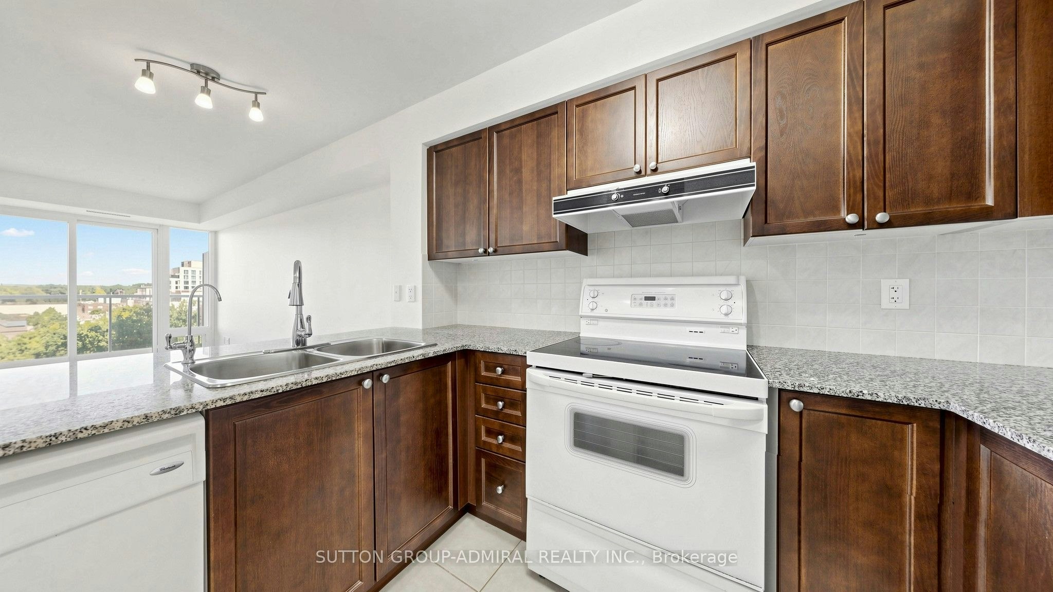806-7 North Park Road, Vaughan, ON, L4J 0C9 - 6