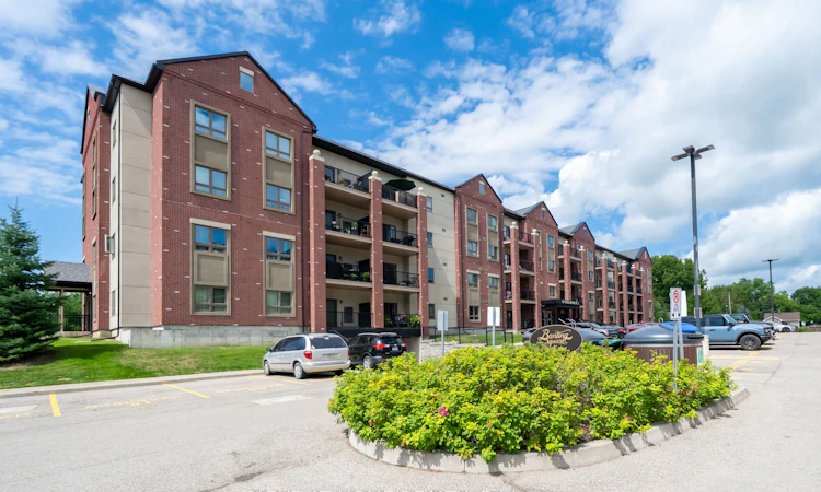 304-157 Wellington Street E
