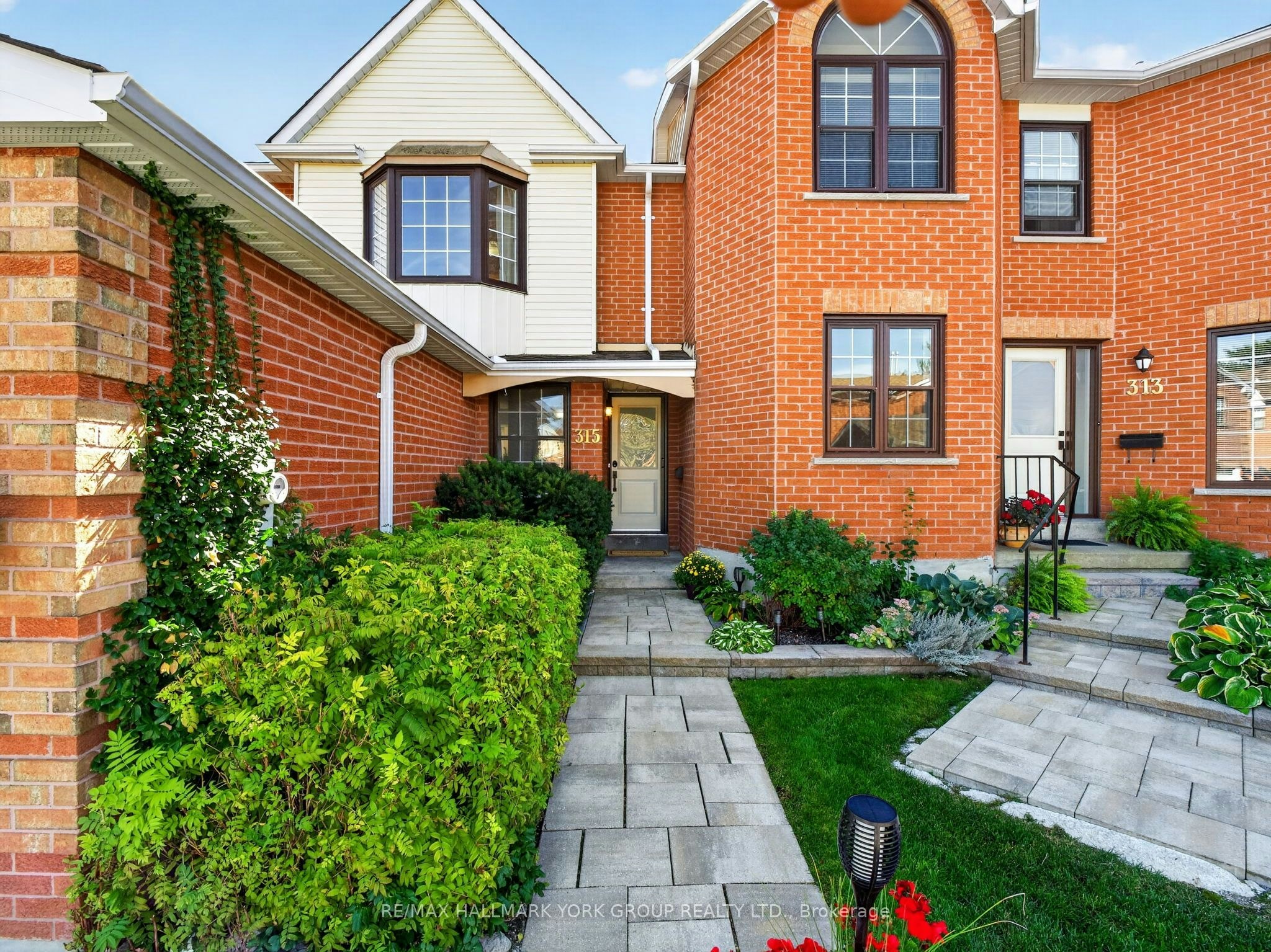 32-315 Wilkes Court, Aurora, ON, L4G 6G7