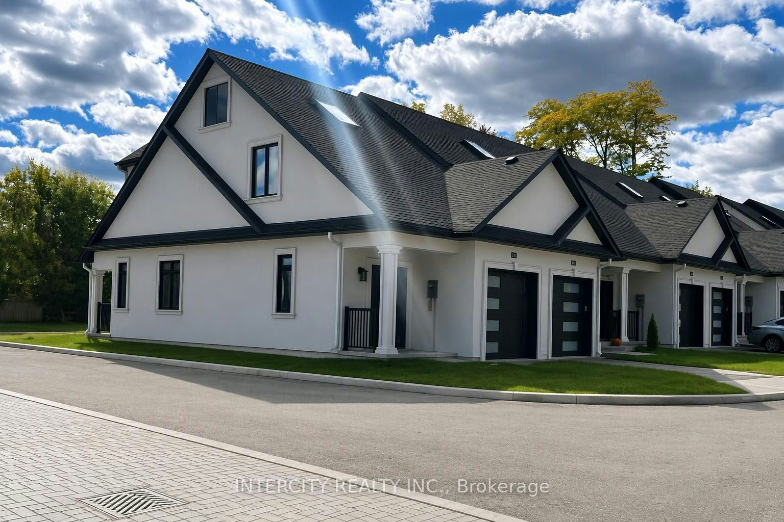 15-263 Barrie Street, Bradford West Gwillimbury, ON, L3Z 4M8