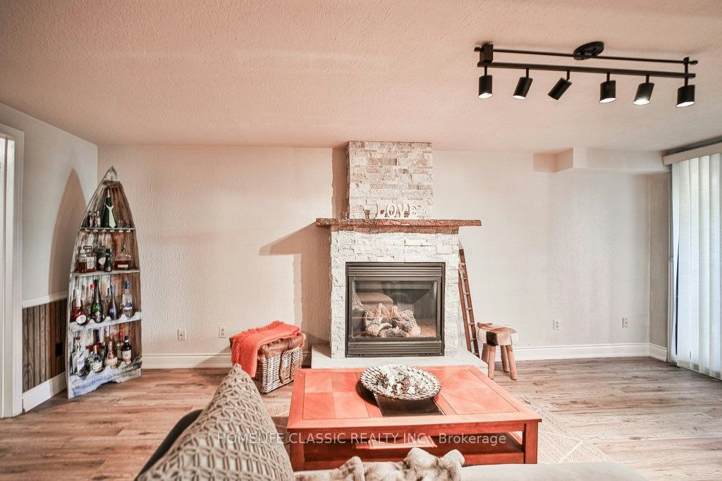 427 Crossland Gate, Newmarket, ON, L3X 1B9 - 4