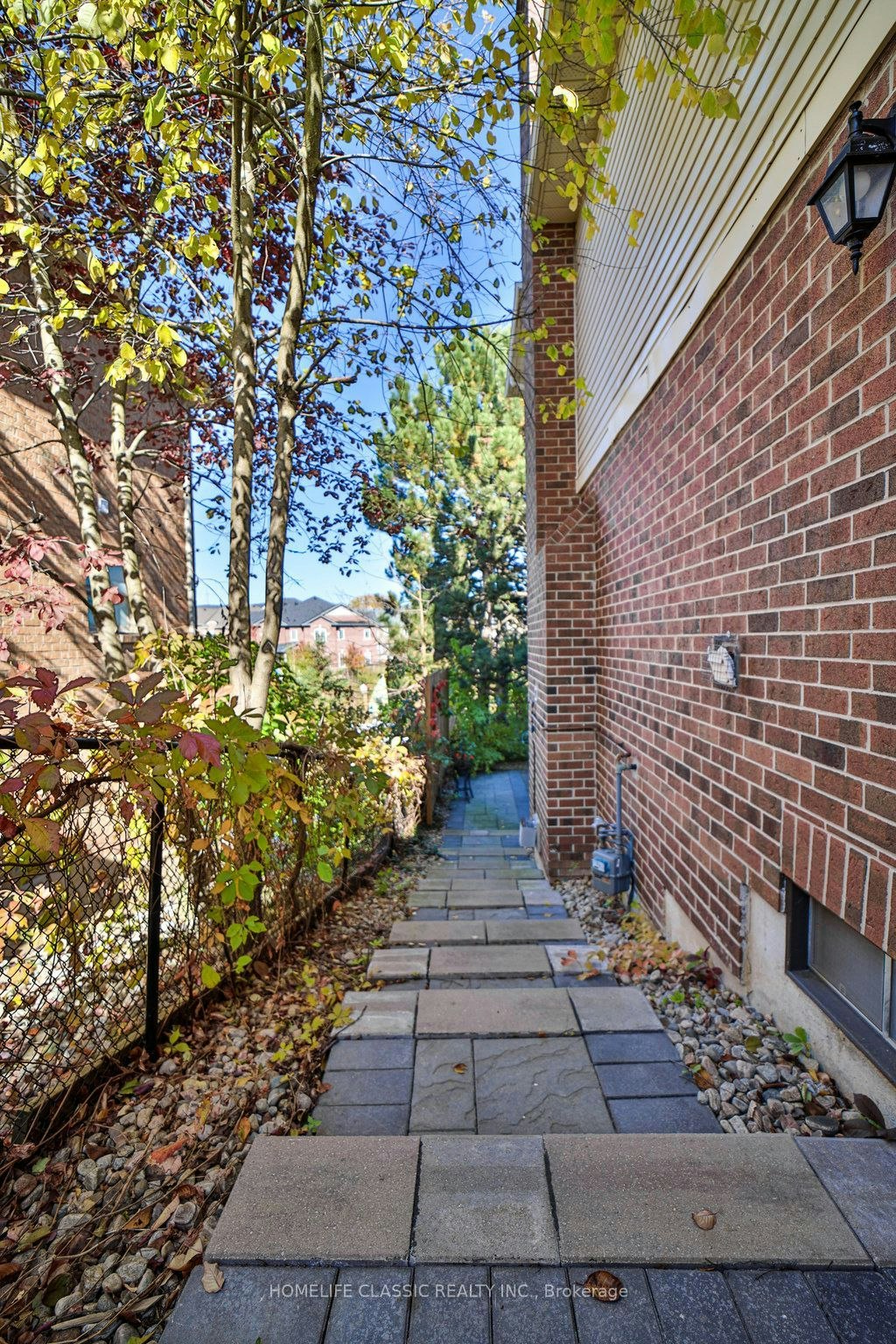 427 Crossland Gate, Newmarket, ON, L3X 1B9 - 2