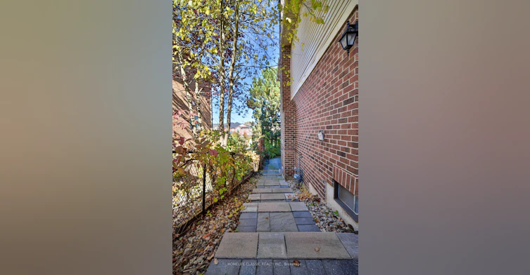 427 Crossland Gate, Newmarket, ON, L3X 1B9 - 2