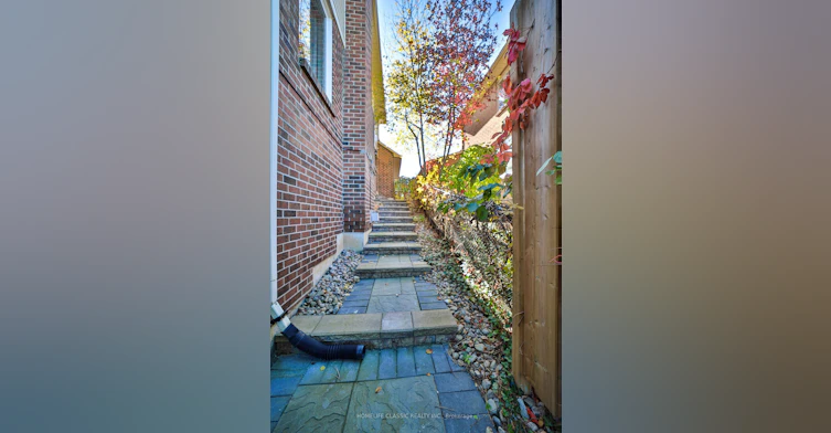 427 Crossland Gate, Newmarket, ON, L3X 1B9 - 3