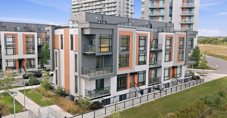 811-3 Steckley House Lane, Richmond Hill, ON, L4S 0N2