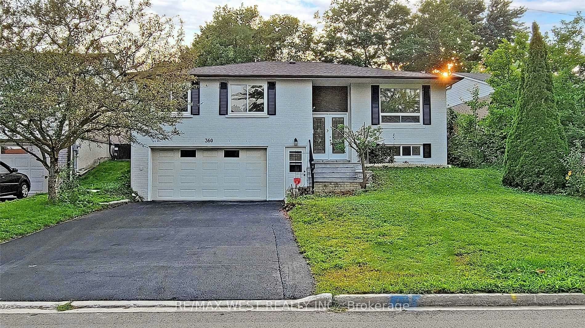 Lower-360 Dixon Boulevard, Newmarket, ON, L3Y 5C4