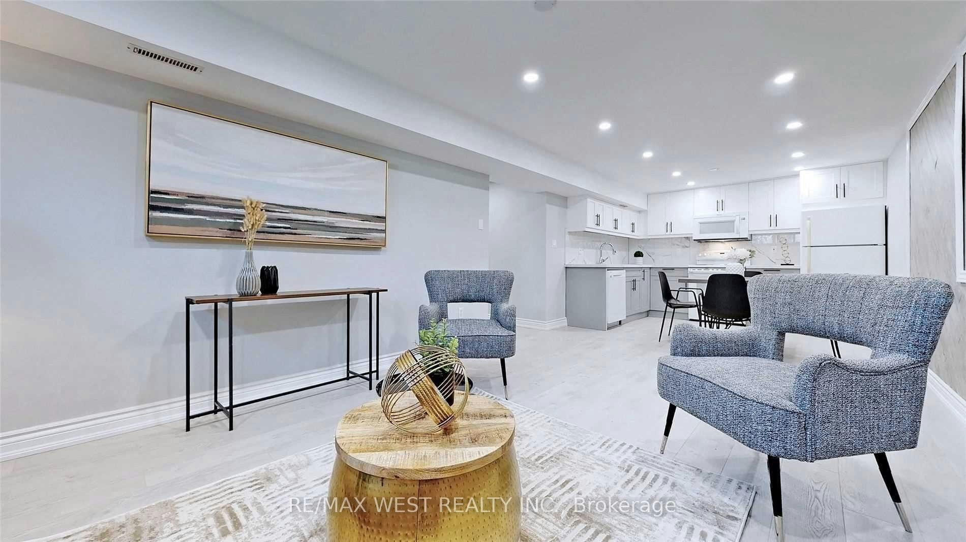 Lower-360 Dixon Boulevard, Newmarket, ON, L3Y 5C4 - 3
