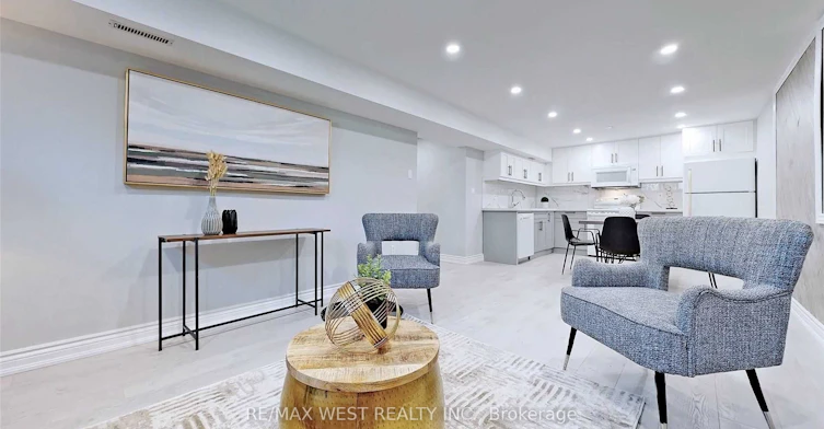 Lower-360 Dixon Boulevard, Newmarket, ON, L3Y 5C4 - 3