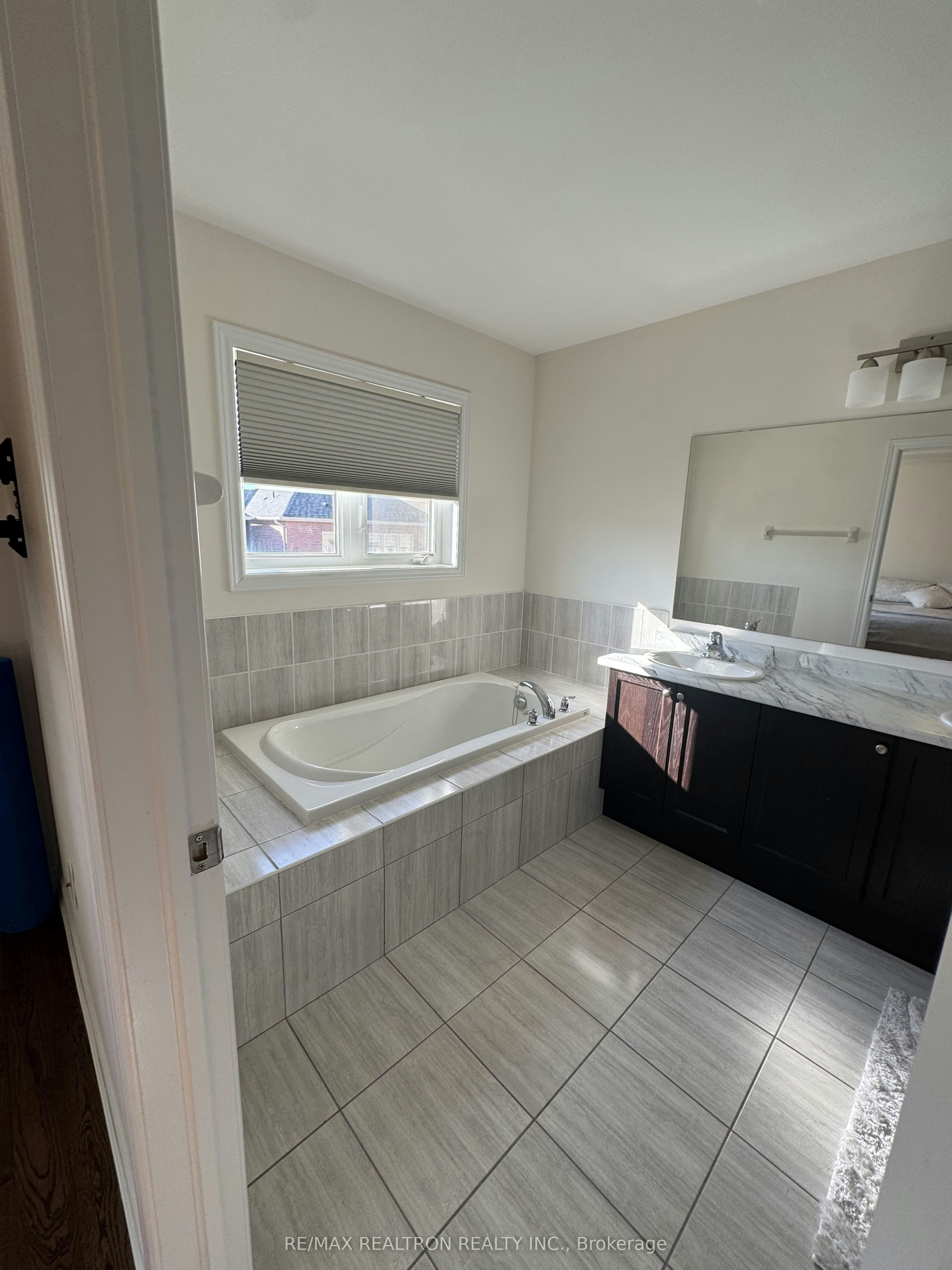 49 Mondial Crescent, East Gwillimbury, ON, L9N 0S2 - 16