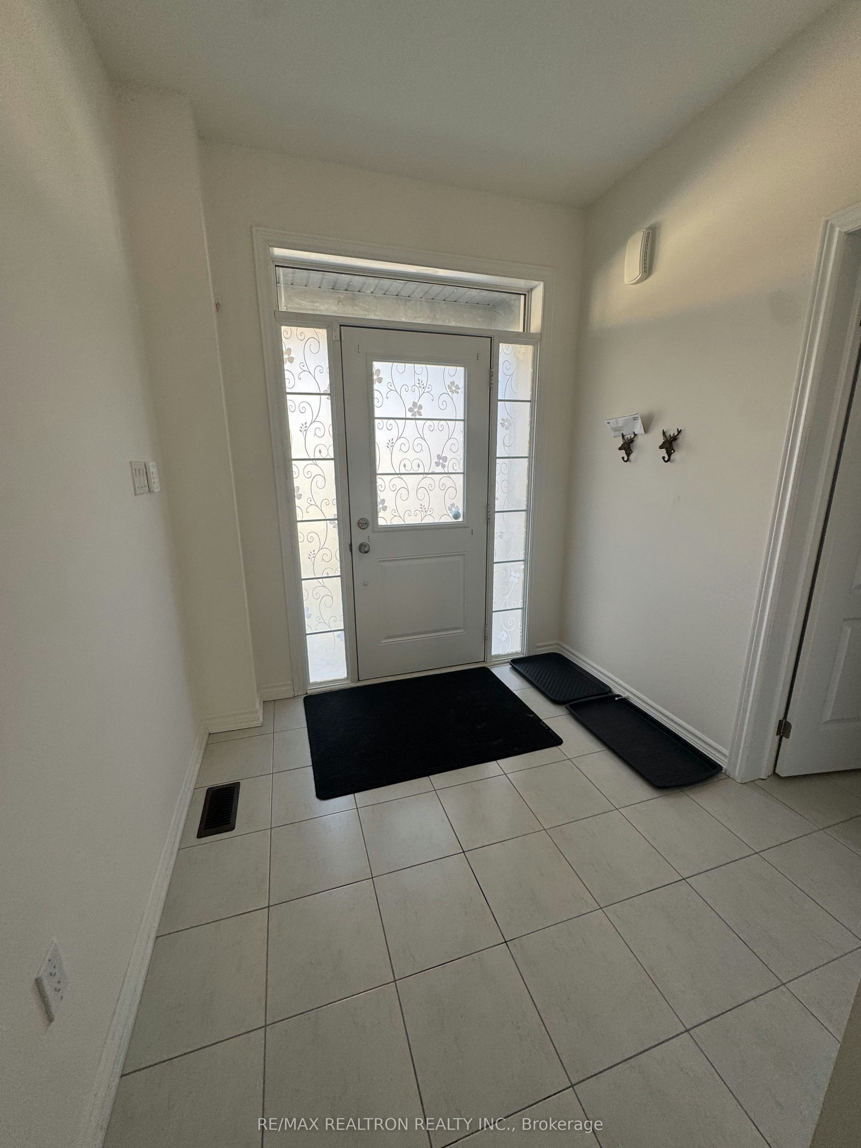 49 Mondial Crescent, East Gwillimbury, ON, L9N 0S2 - 2