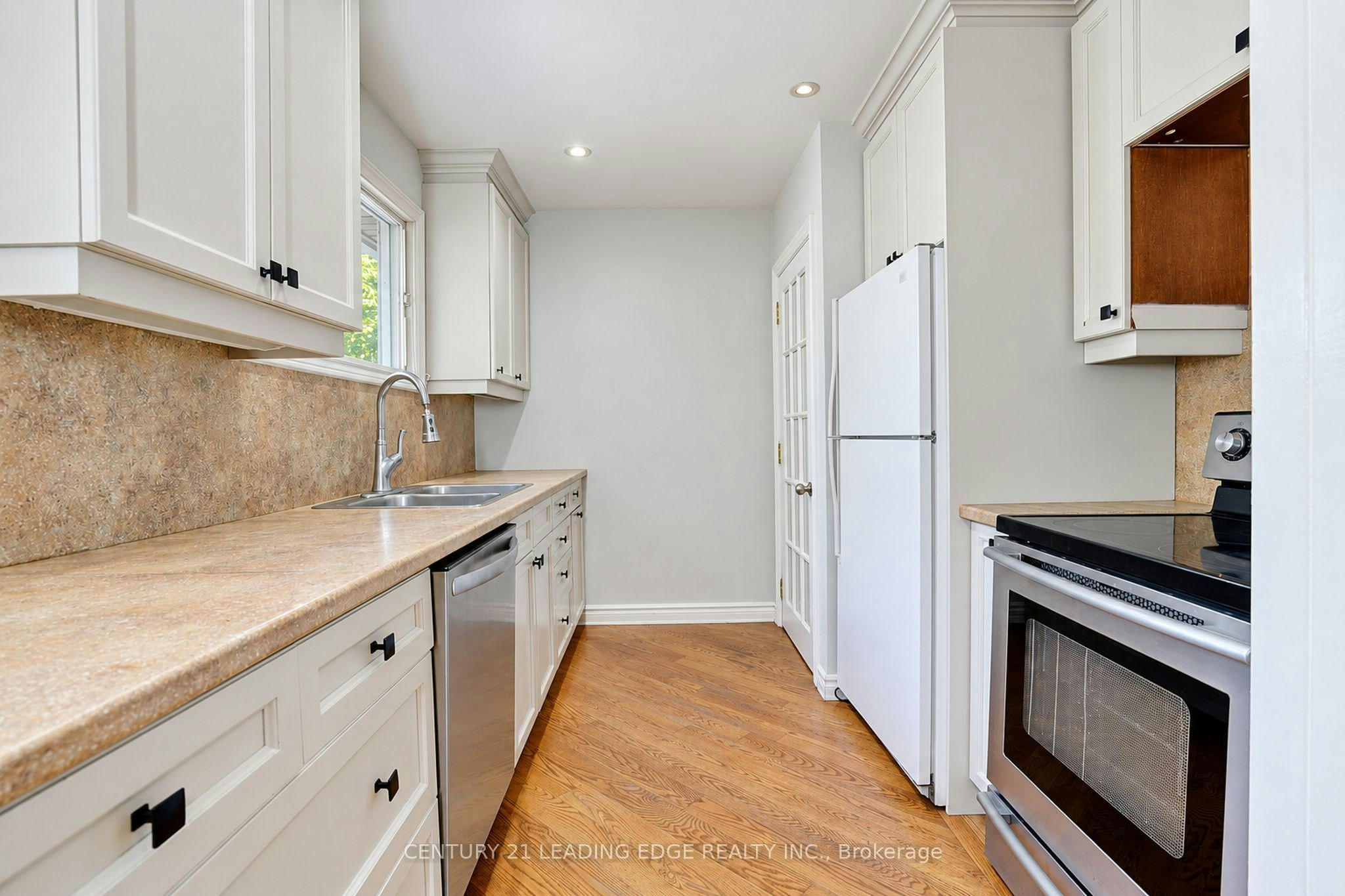Main Flr-1006 Elgin Street, Newmarket, ON, L3Y 3C1 - 11