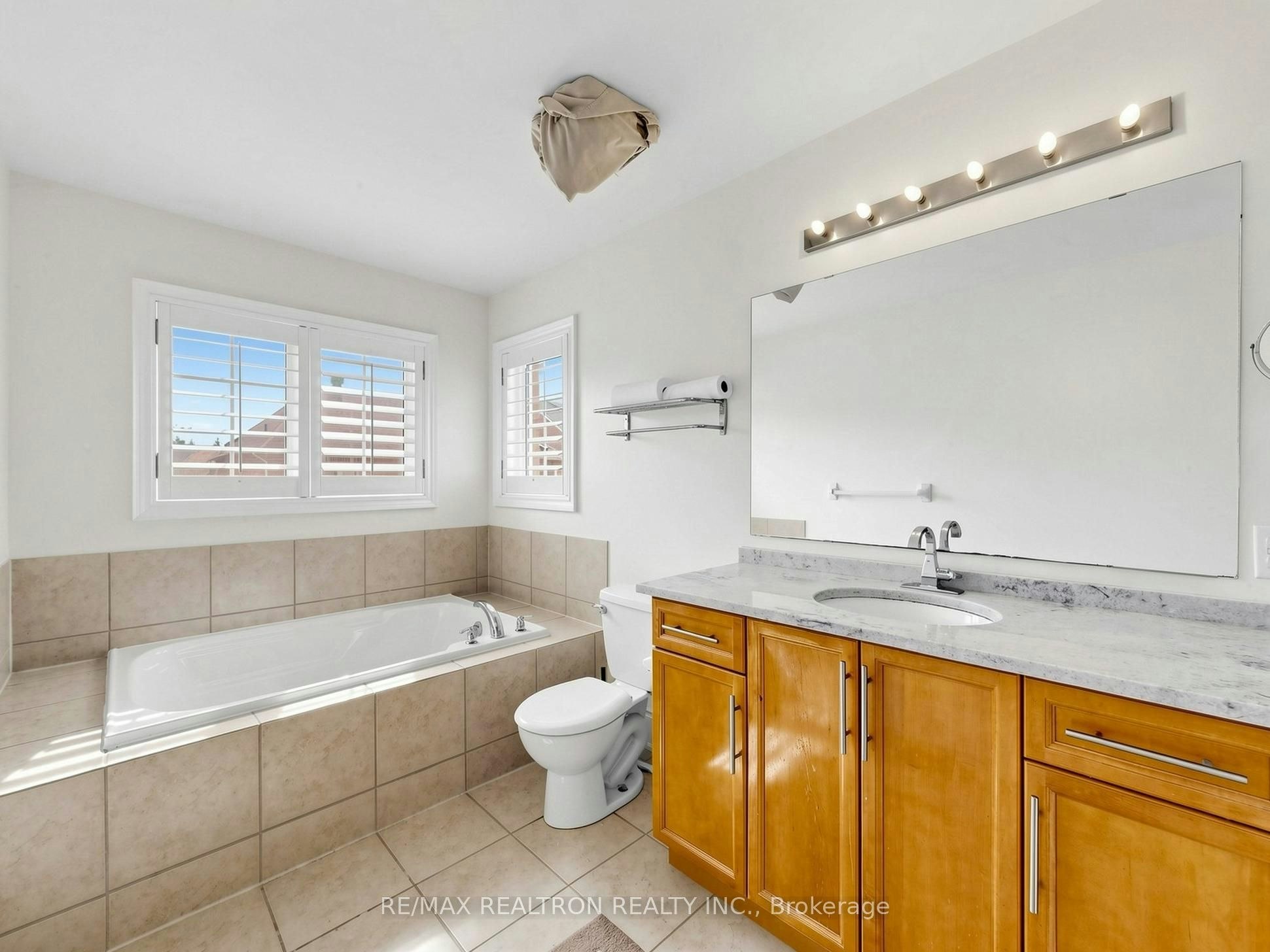 1 Crossroads Drive, Richmond Hill, ON, L4E 5E3 - 35