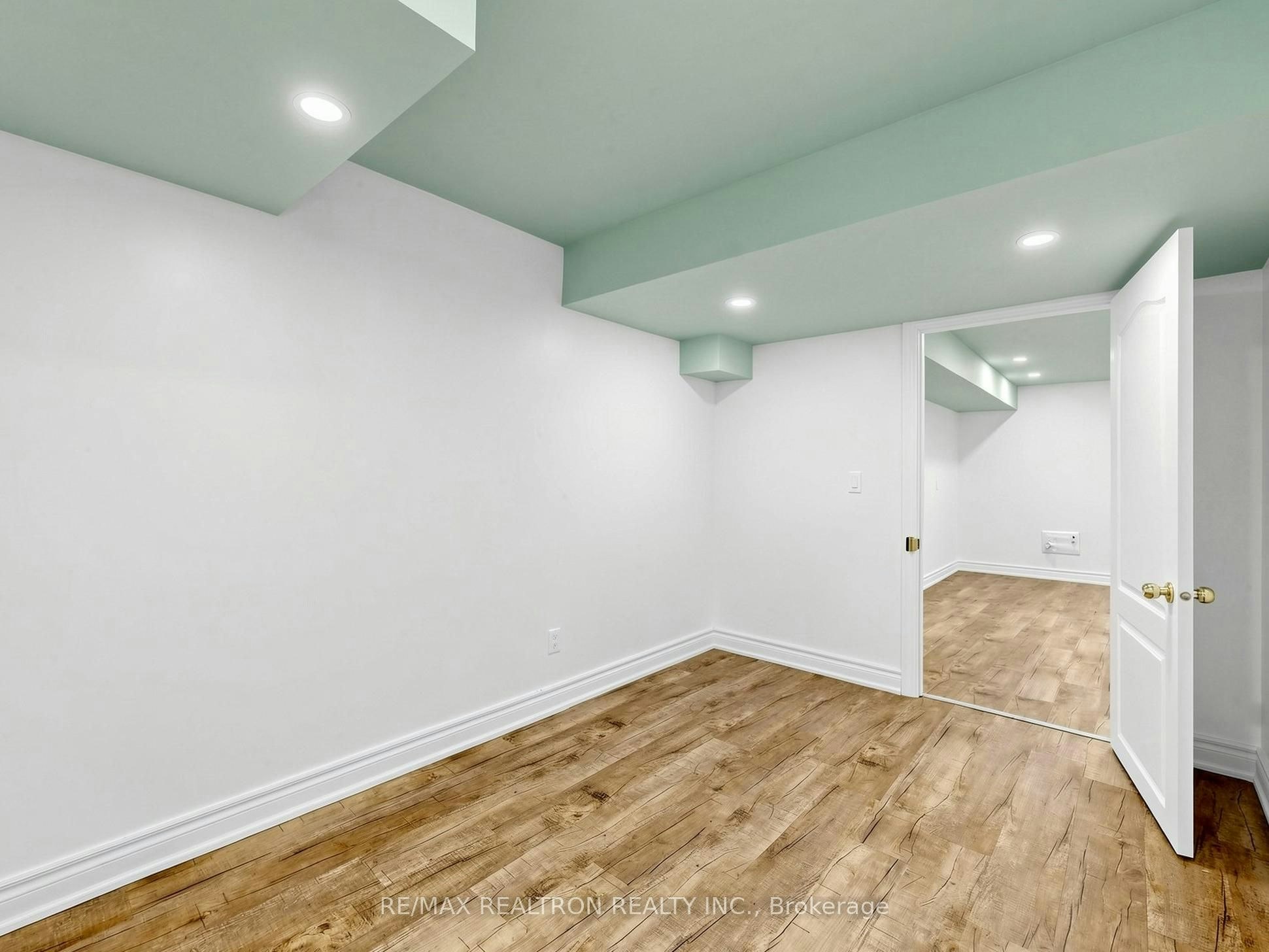 1 Crossroads Drive, Richmond Hill, ON, L4E 5E3 - 44