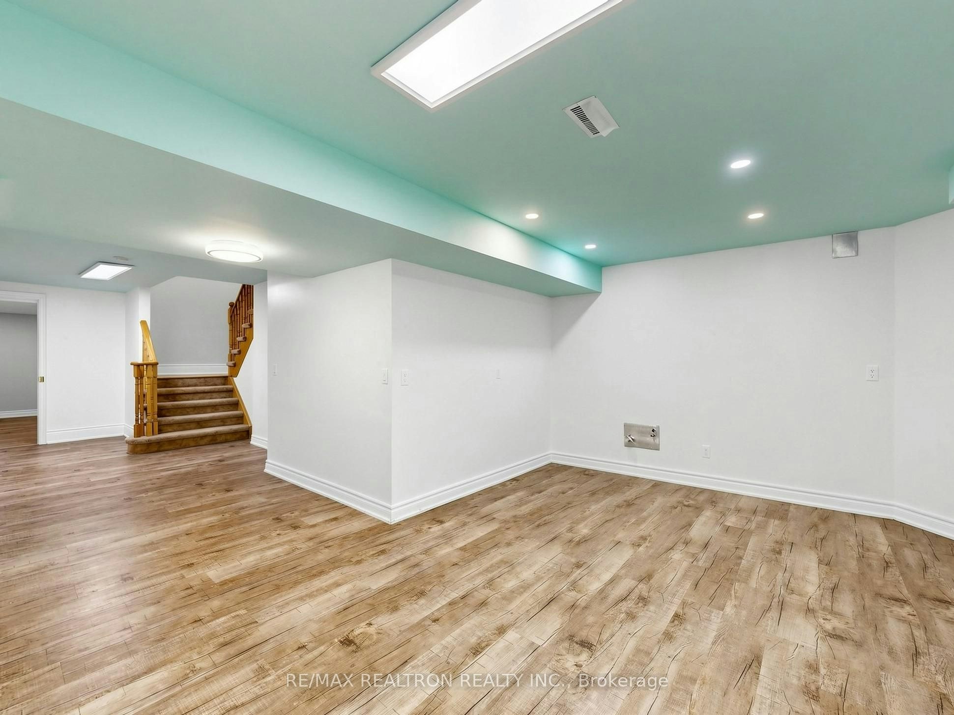 1 Crossroads Drive, Richmond Hill, ON, L4E 5E3 - 38
