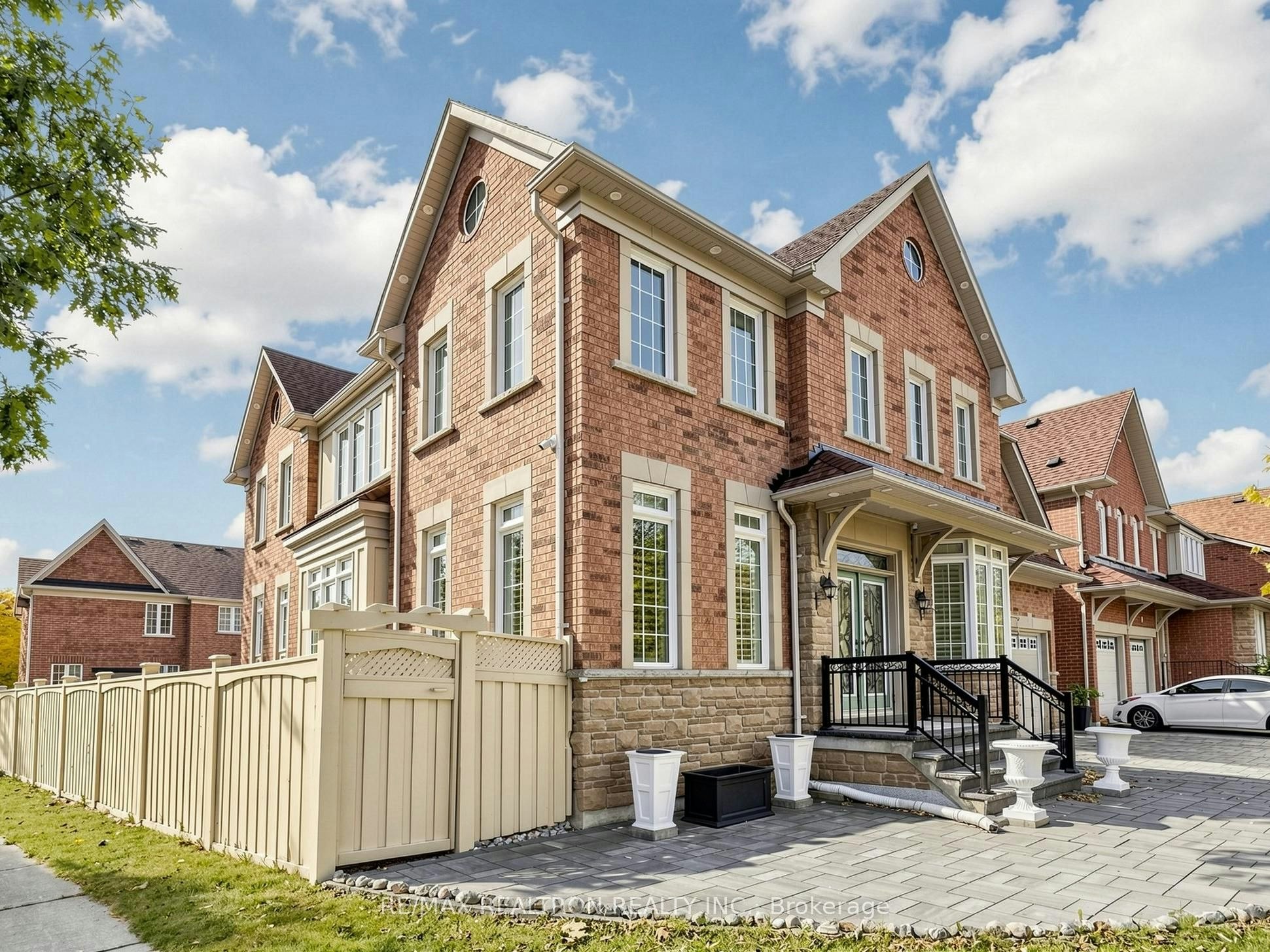 1 Crossroads Drive, Richmond Hill, ON, L4E 5E3