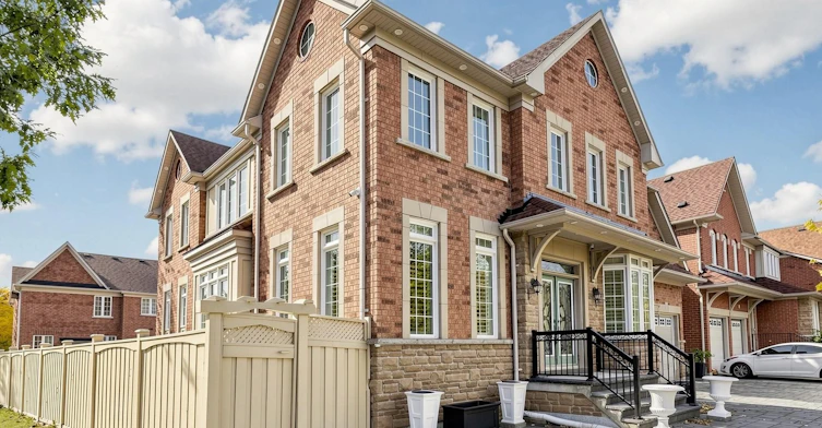 1 Crossroads Drive, Richmond Hill, ON, L4E 5E3