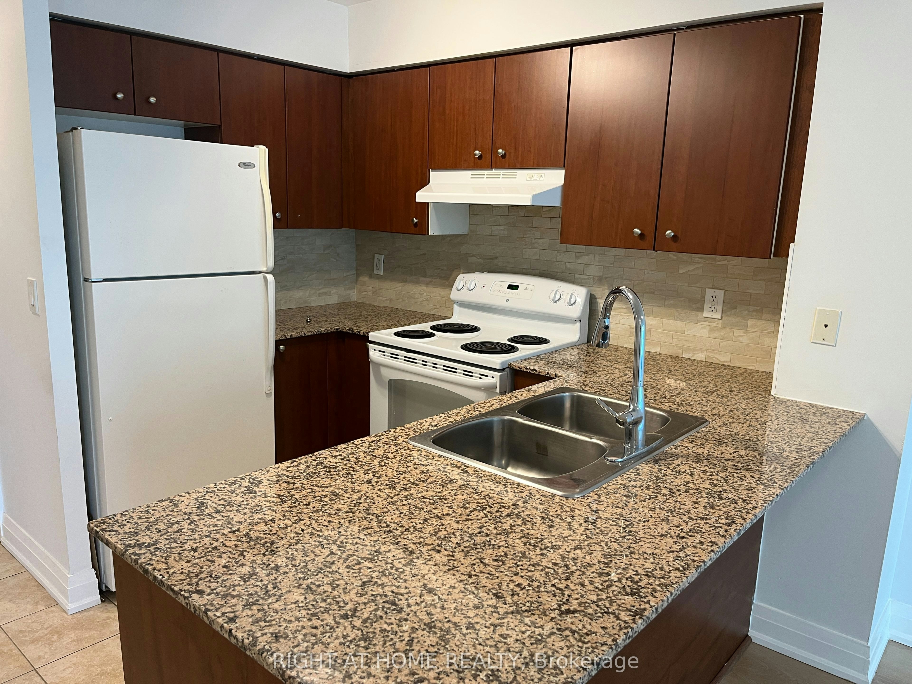 509-75 South Town Centre Boulevard, Markham, ON, L6G 0B3 - 4