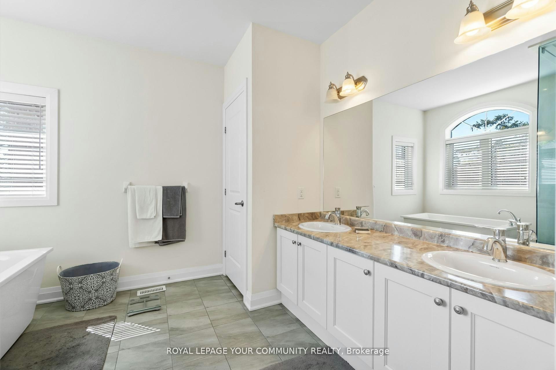 8 Duncombe Lane, Richmond Hill, ON, L4C 1C2 - 17
