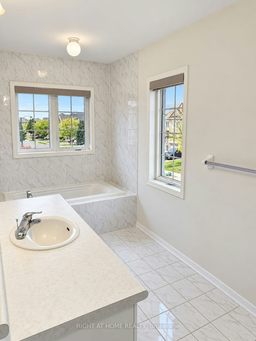 1260 Mccron Crescent, Newmarket, ON, L3X 0A1 - 12