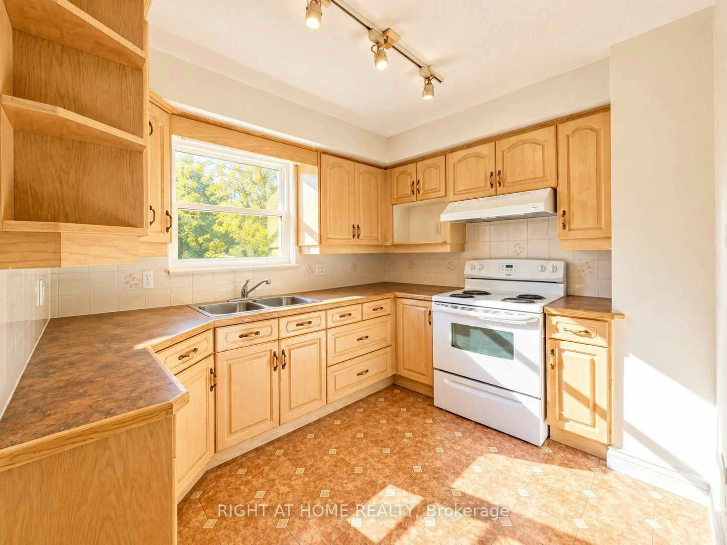 Main Floor-72 Monkswood Crescent, Newmarket, ON, L3Y 2K1 - 12