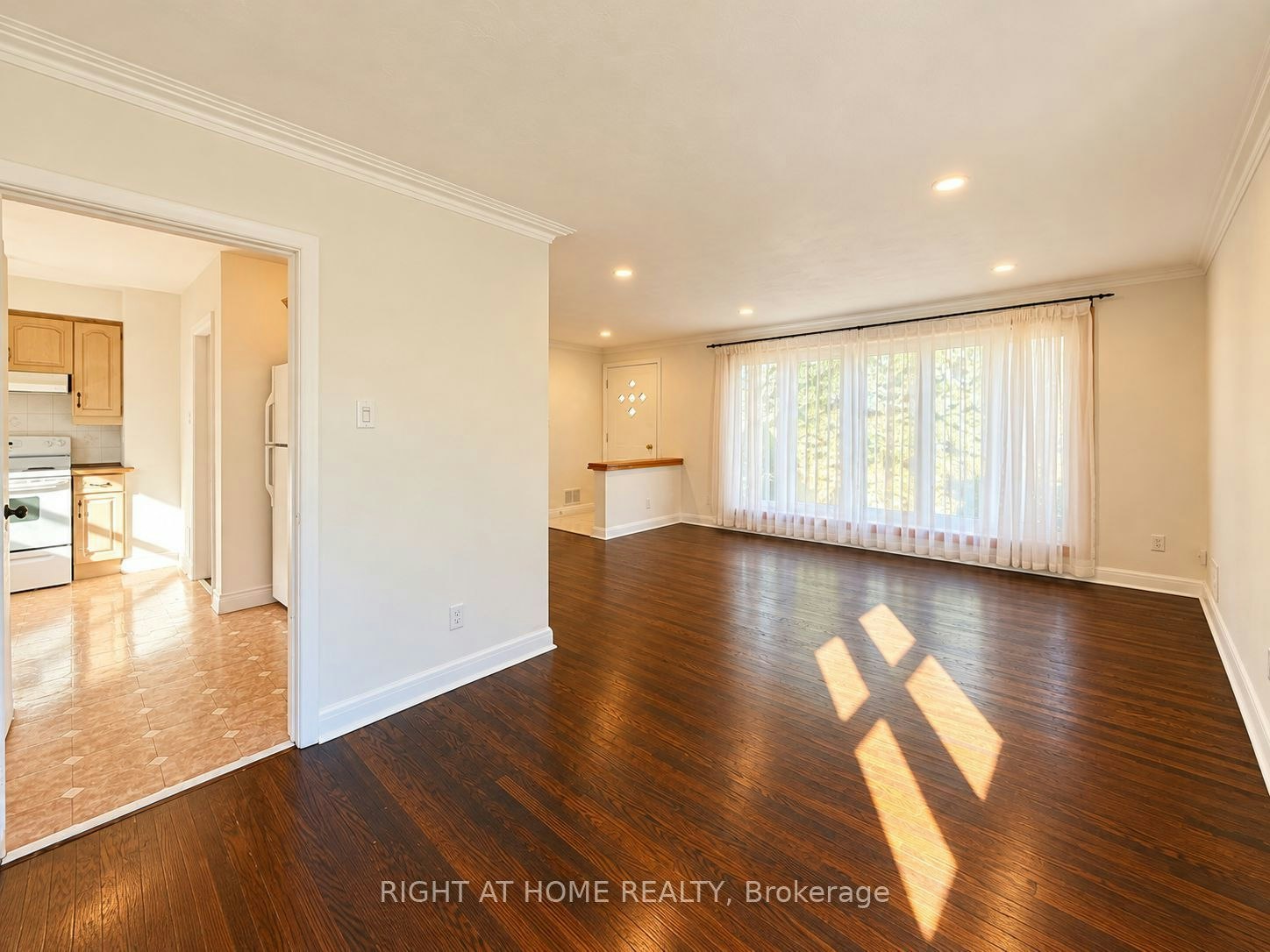 Main Floor-72 Monkswood Crescent, Newmarket, ON, L3Y 2K1 - 10