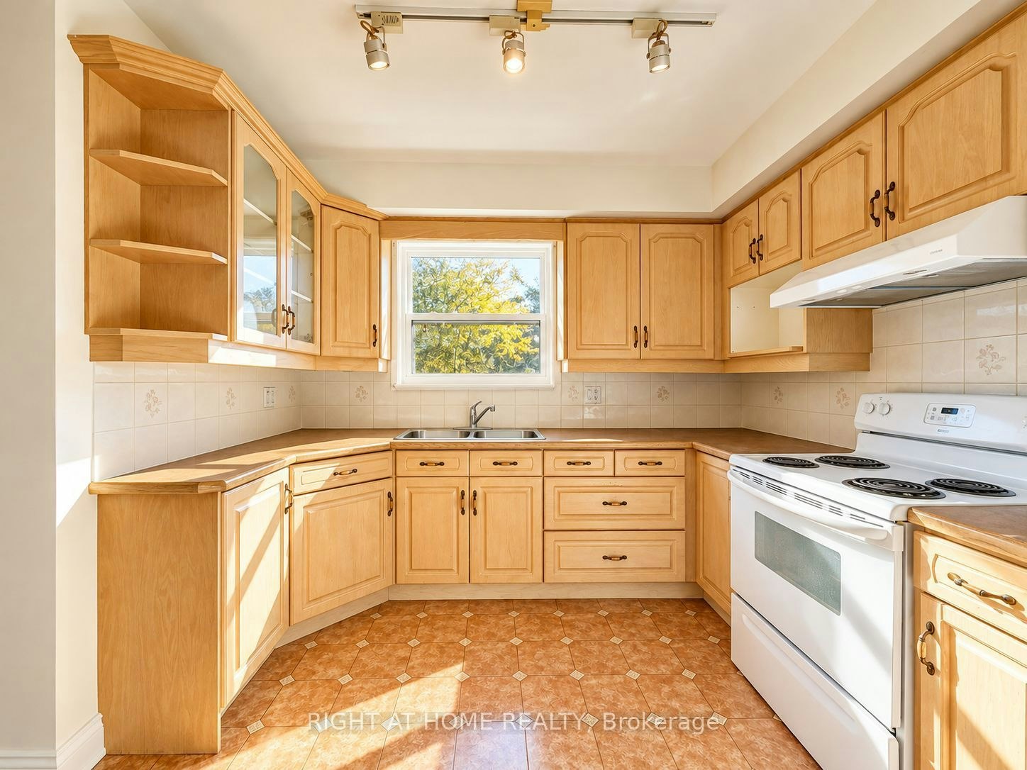 Main Floor-72 Monkswood Crescent, Newmarket, ON, L3Y 2K1 - 11