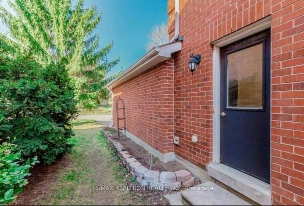 BSMT-715 Shanahan Boulevard, Newmarket, ON, L3X 1P8 - 2