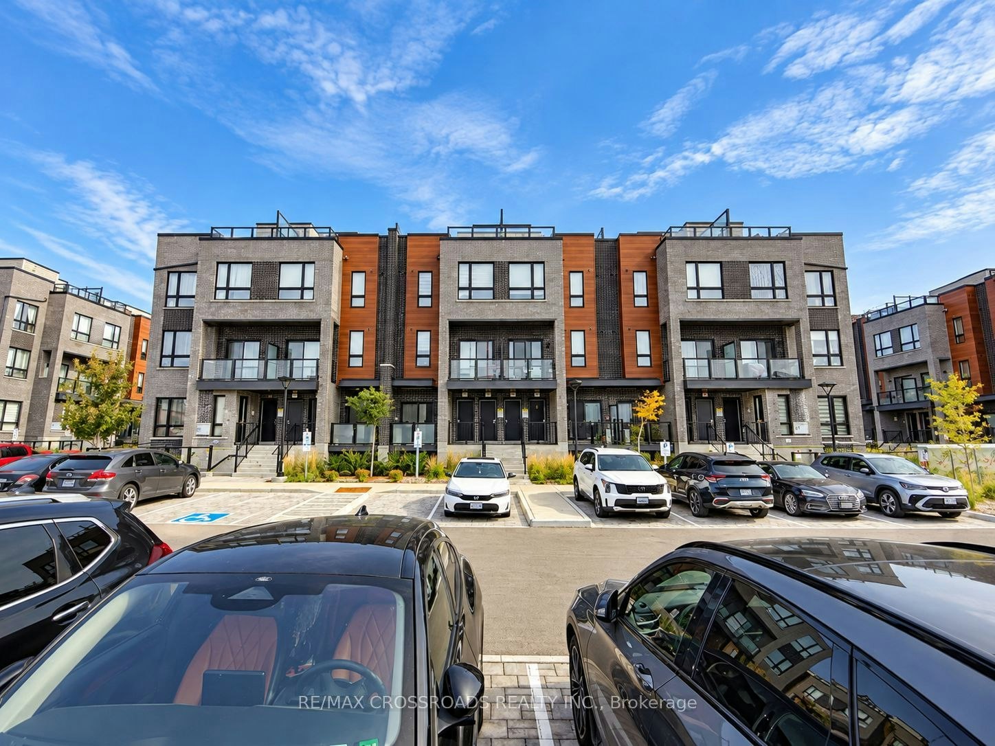 8-11 Lytham Green Circle, Newmarket, ON, L3Y 0H5