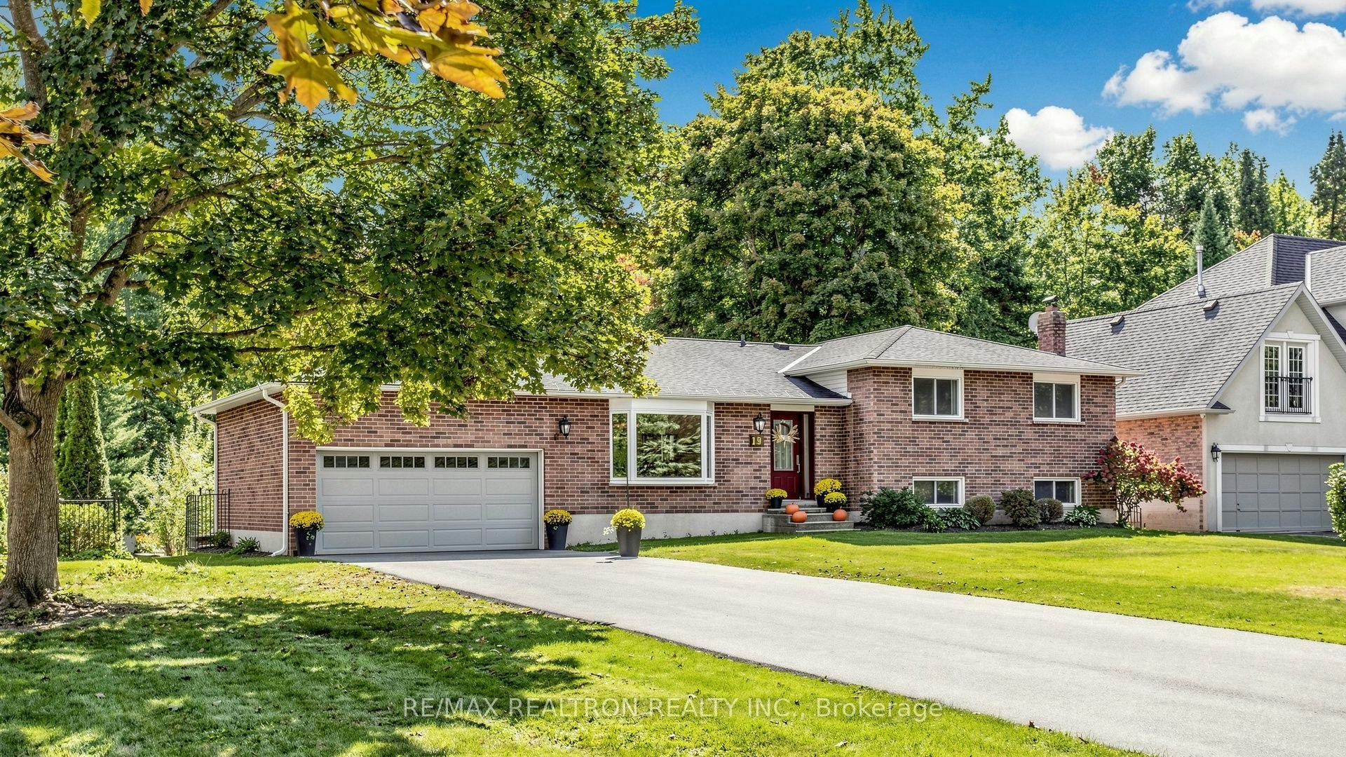 19 Amberglen Court, East Gwillimbury, ON, L9N 1J6