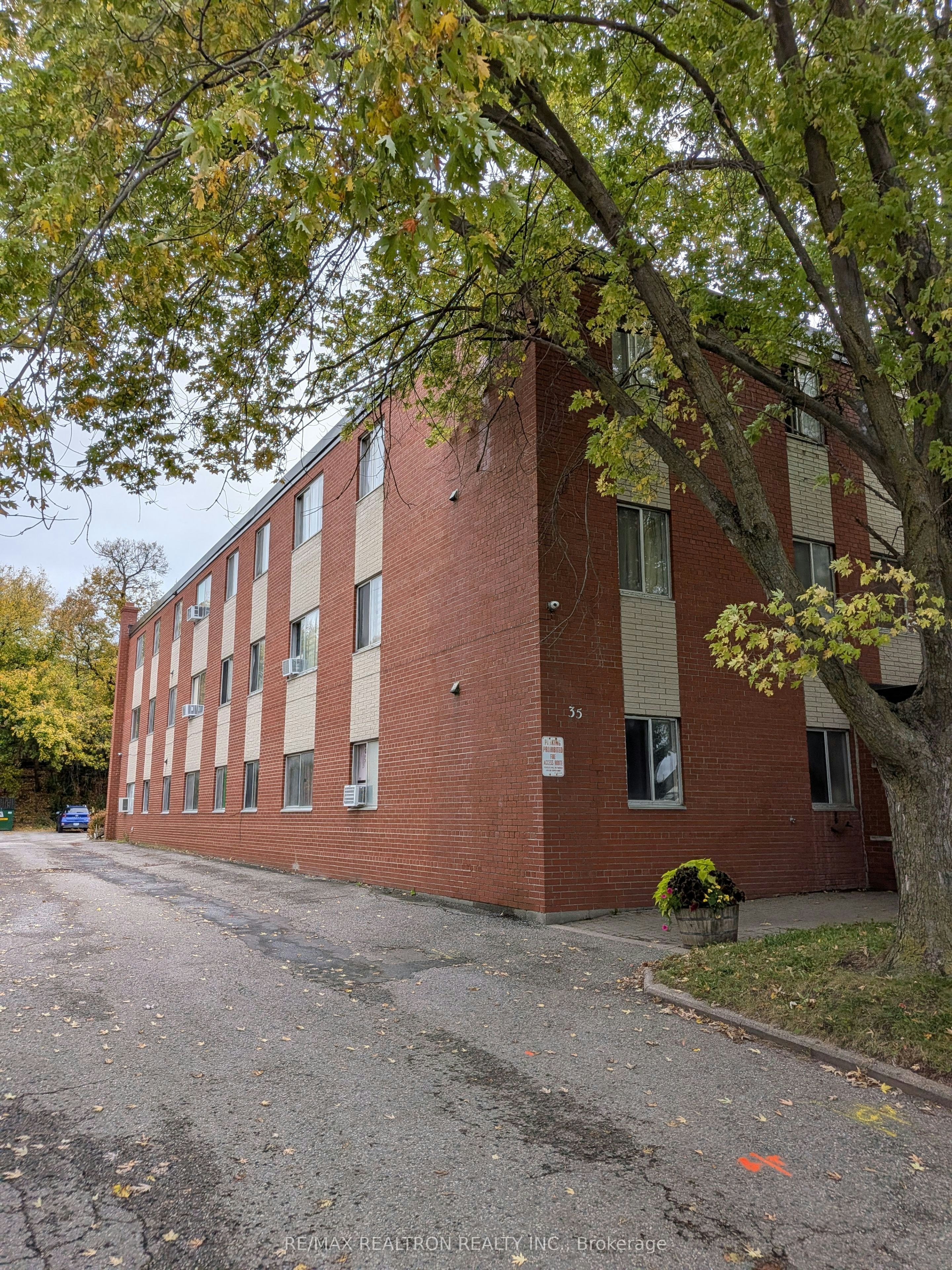 15-35 Huron Heights Drive, Newmarket, ON, L3Y 3J8