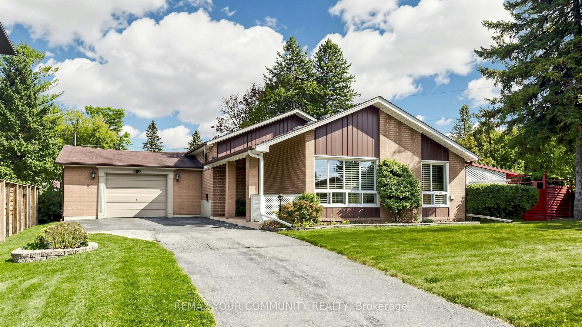 43 Seaton Drive, Aurora, ON, L4G 2K2