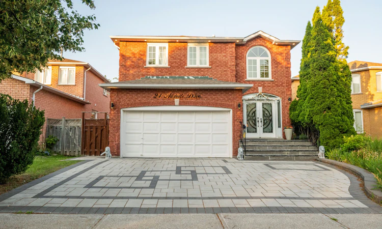 24 Aristotle Drive E