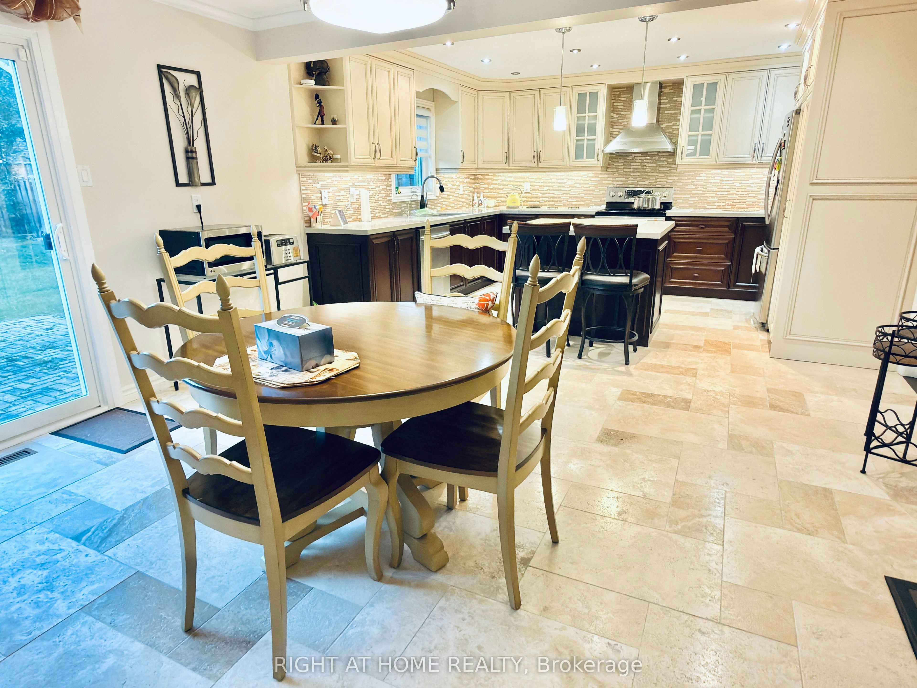 6 Cowles Court, Richmond Hill, ON, L4C 9A7 - 5