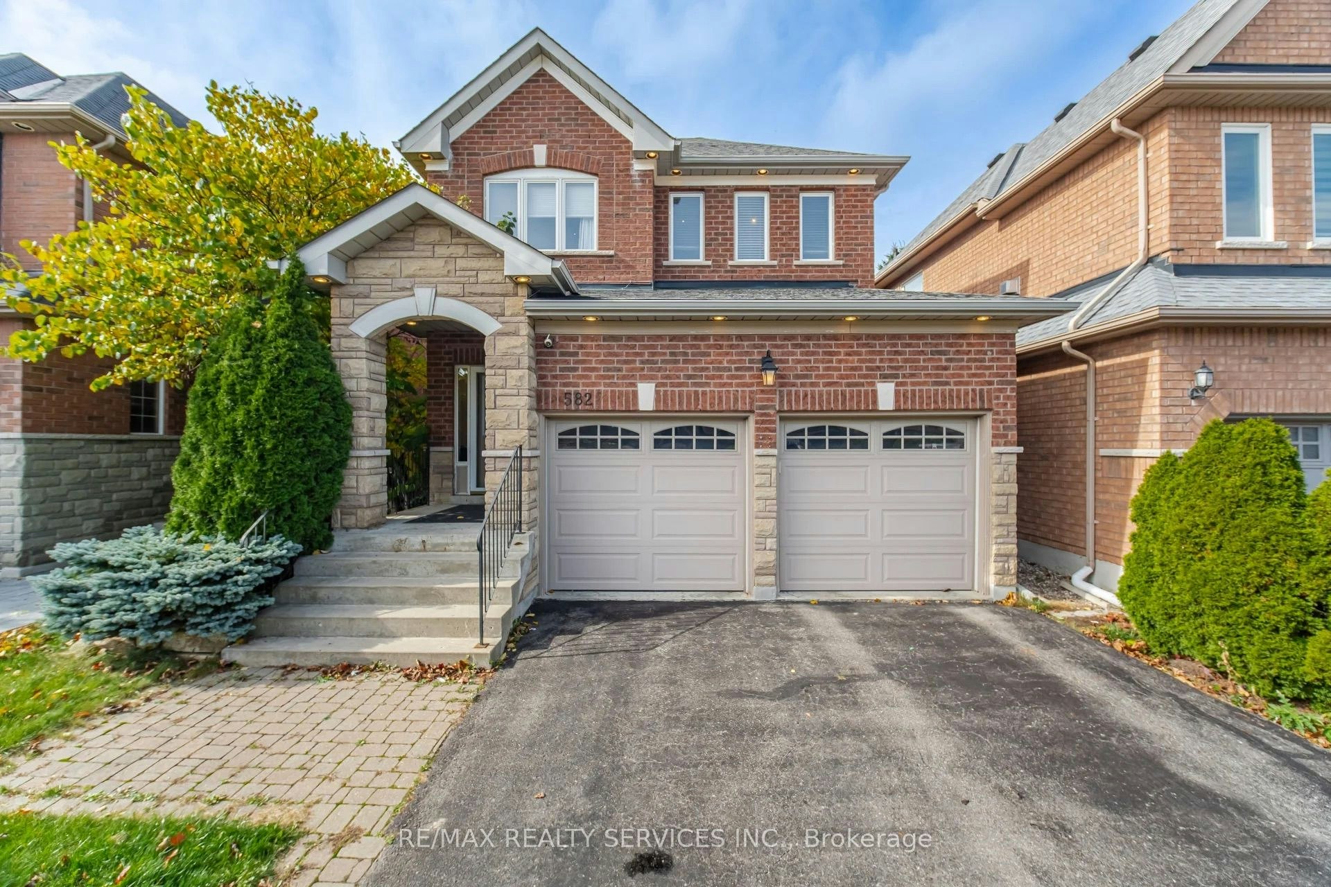 582 Plantation Gate, Newmarket, ON, L3X 2C2