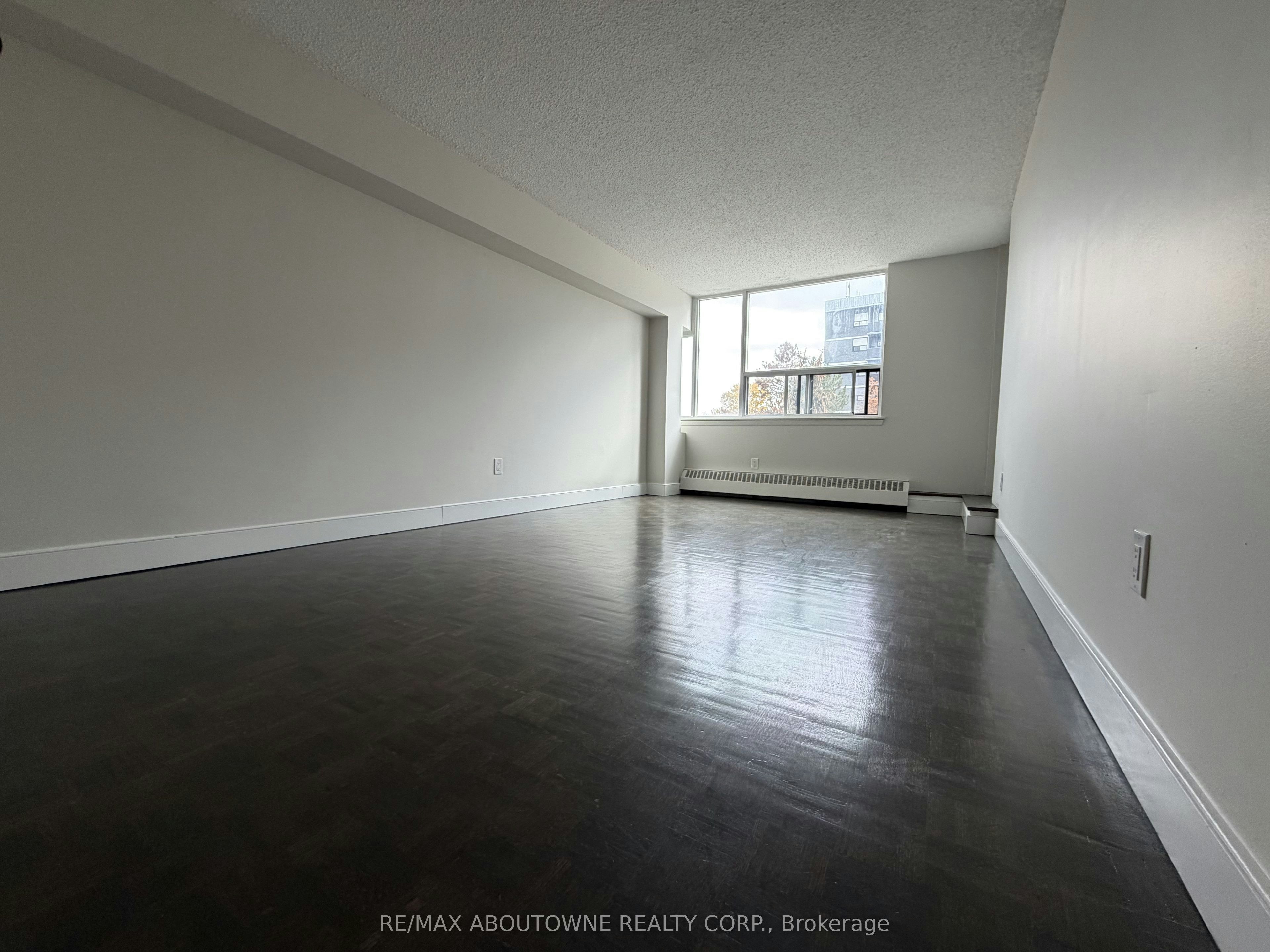 301-145 Wellington Street W, Aurora, ON, L4G 2N9 - 2