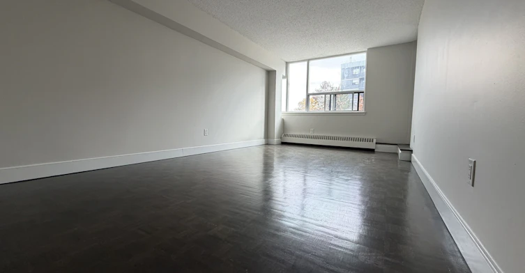301-145 Wellington Street W, Aurora, ON, L4G 2N9 - 2