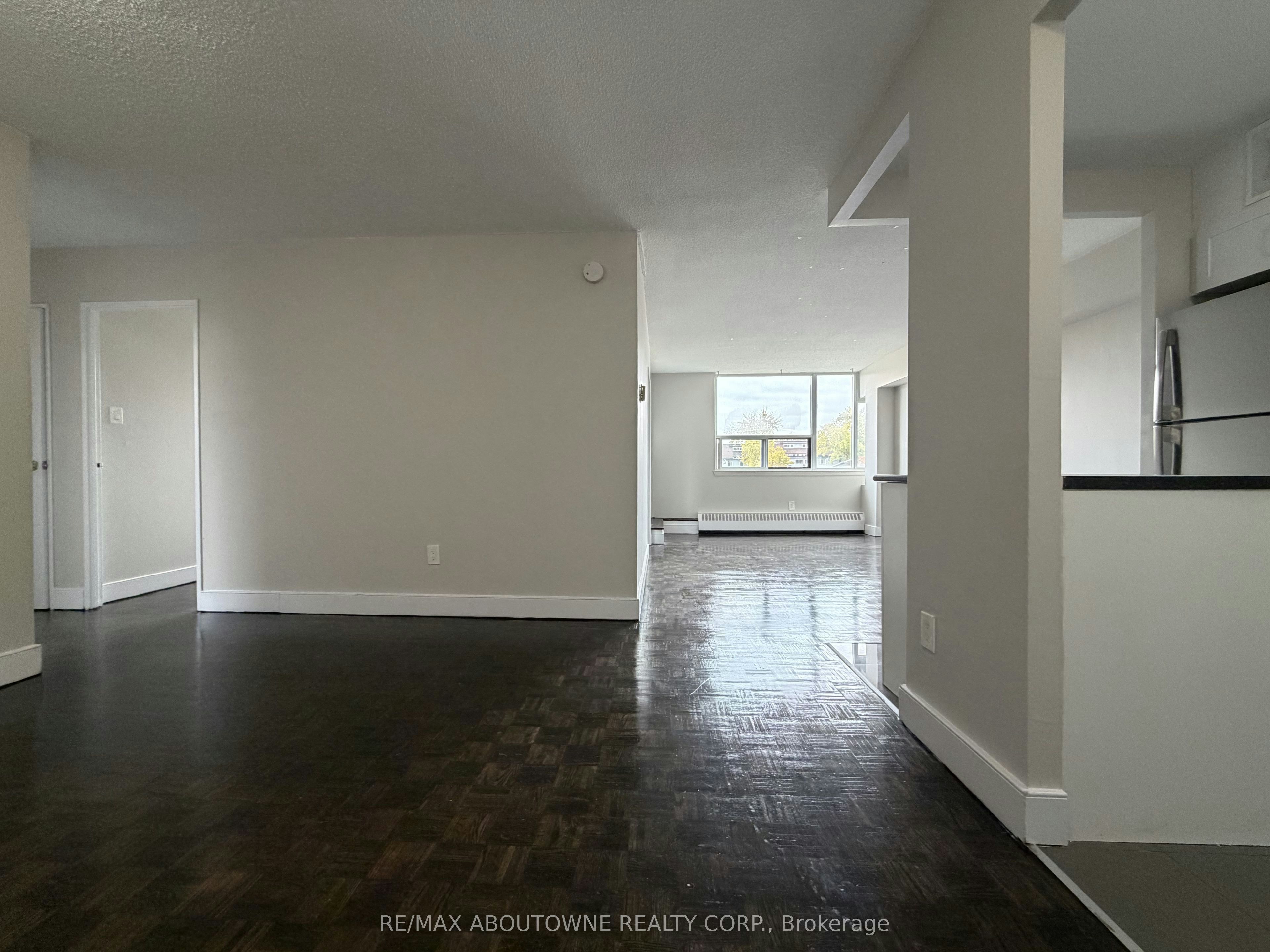 212-145 Wellington Street W, Aurora, ON, L4G 2N9 - 2
