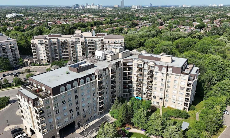 704-1 Maison Parc Court
