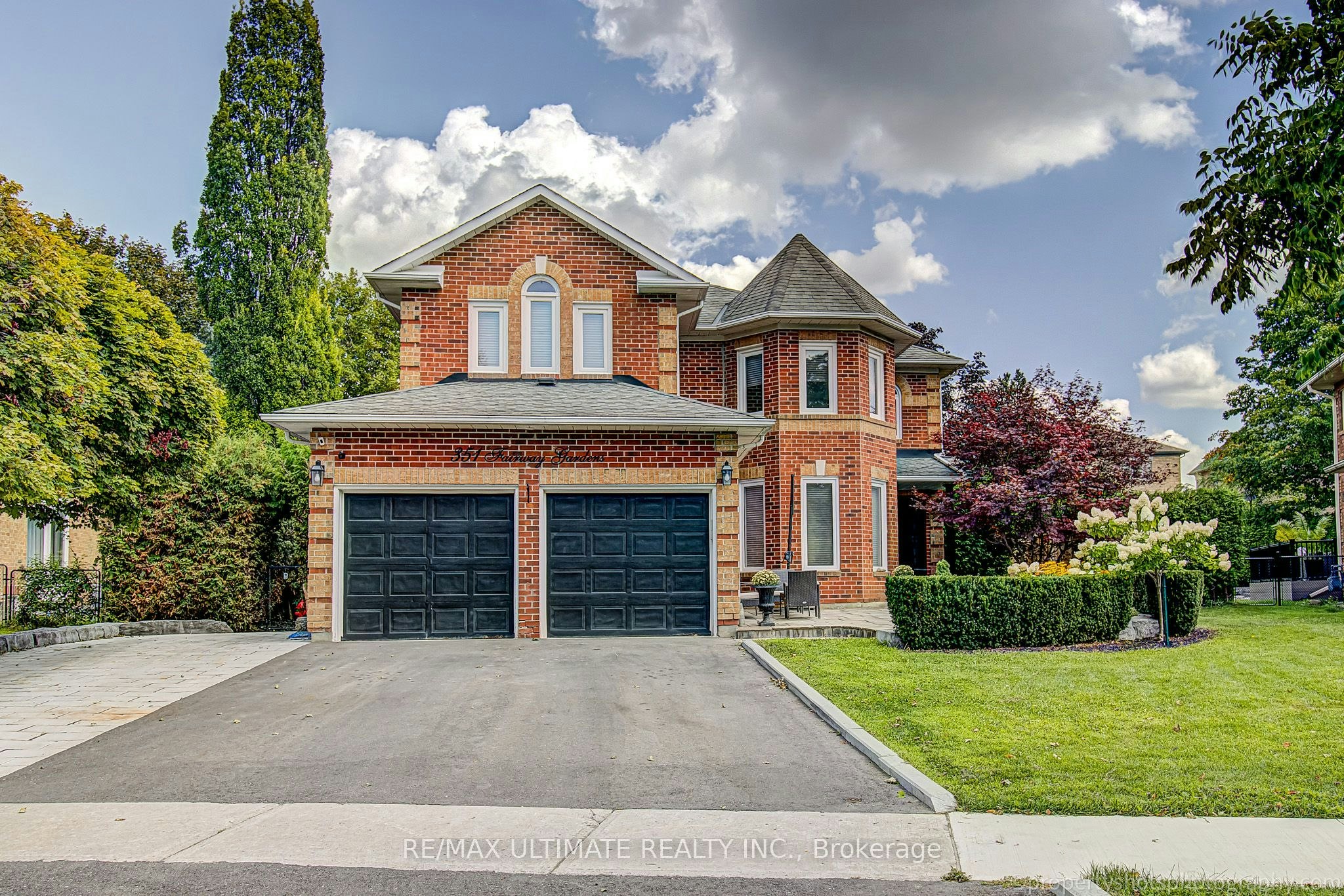 351 Fairway Gardens, Newmarket, ON, L3X 1B4