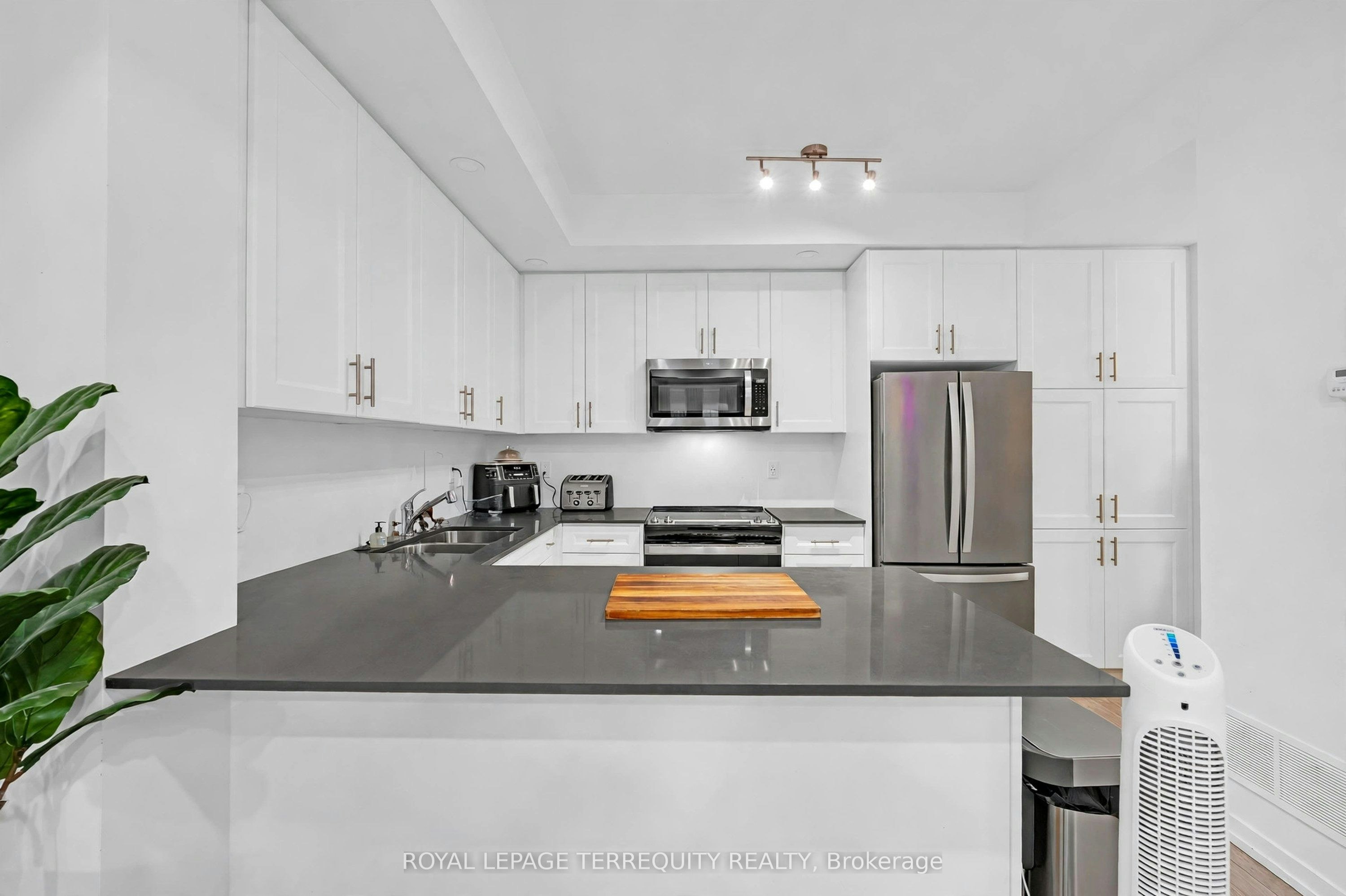23-22 Lytham Green Circle, Newmarket, ON, L3Y 0H4