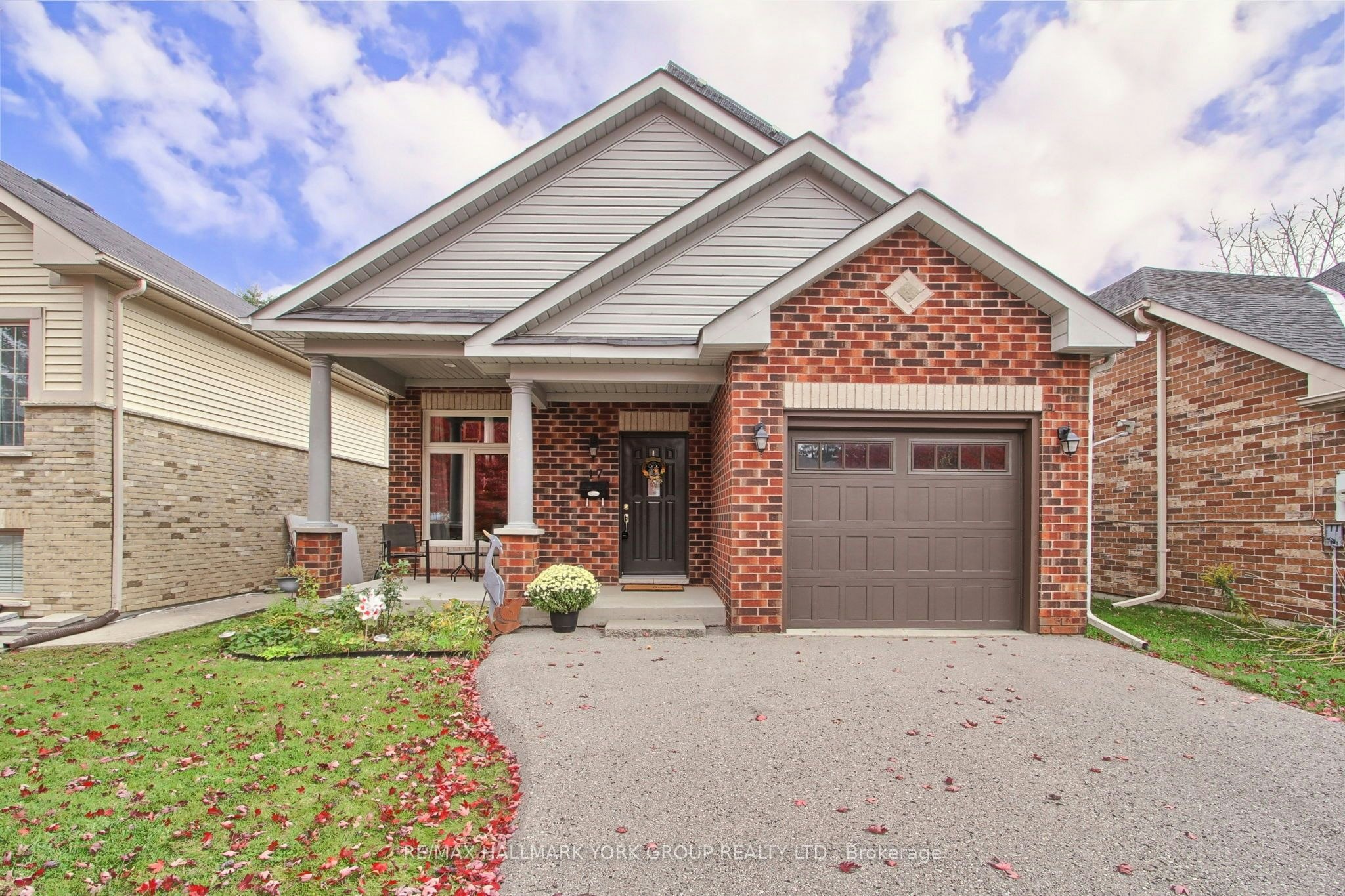 17 Hillview Drive, Newmarket, ON, L3Y 4Y3
