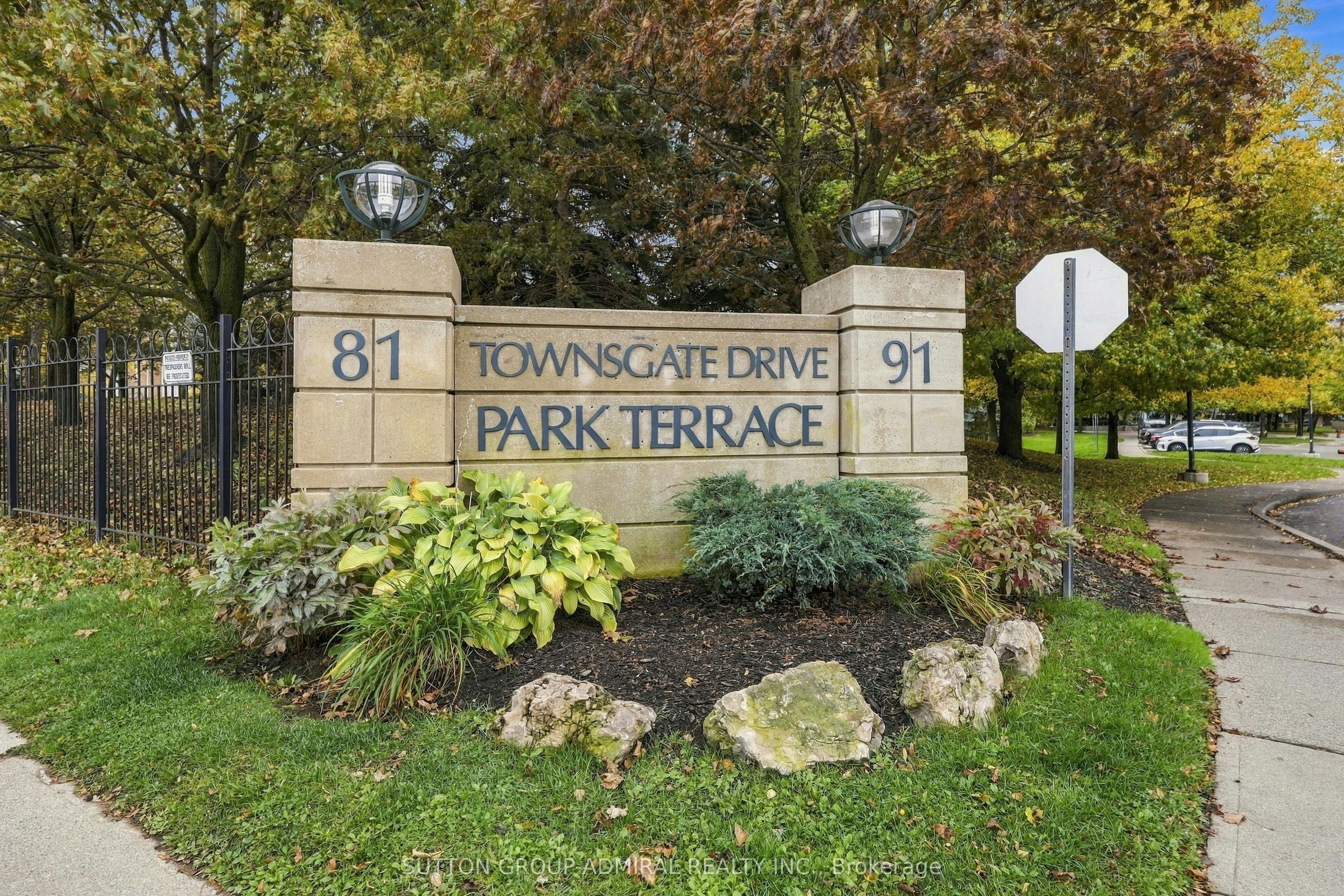 211-81 Townsgate Drive, Vaughan, ON, L4J 8E6