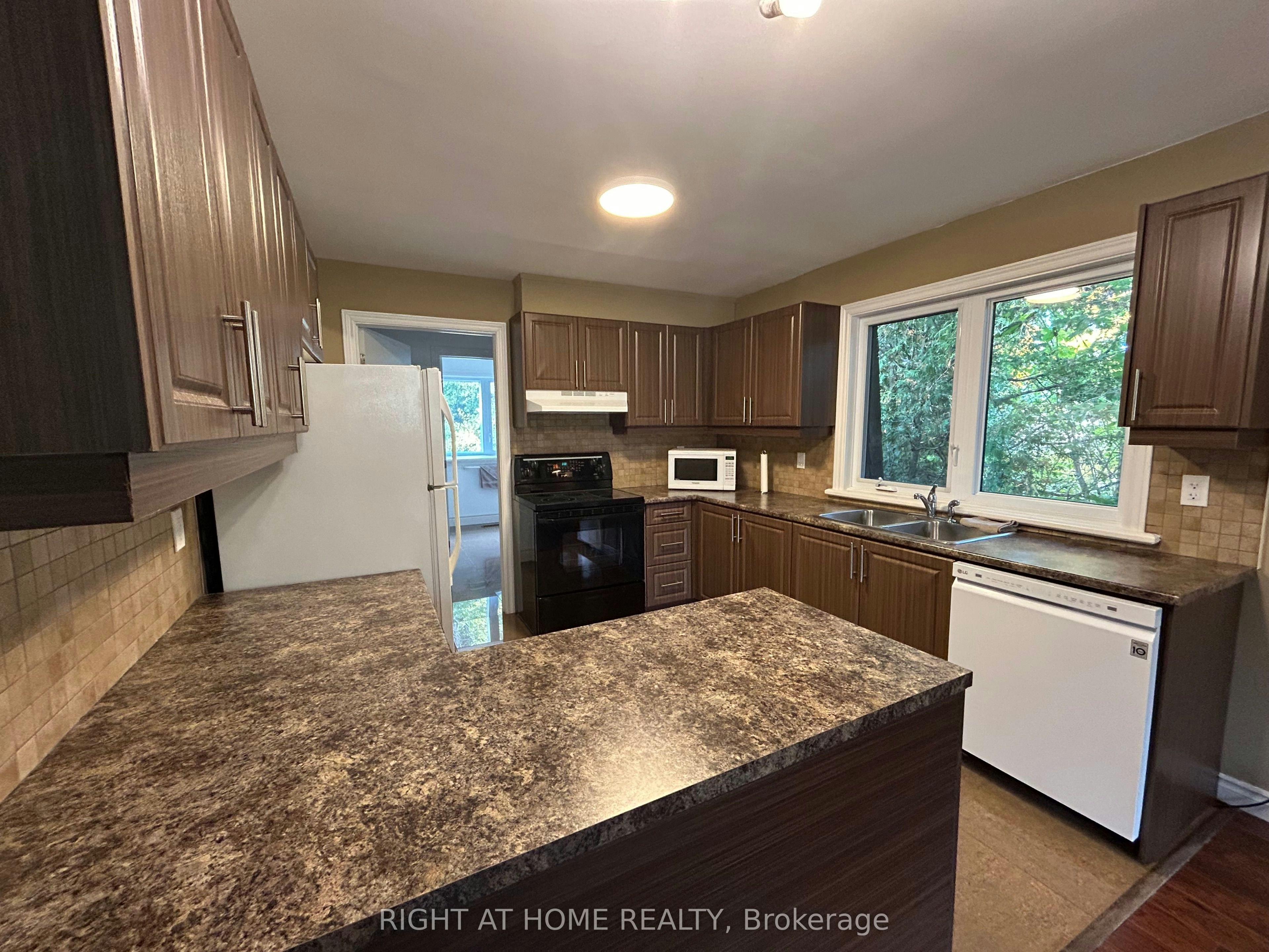 Upper Level-36 Aurora Heights Drive, Aurora, ON, L4G 2W7 - 3