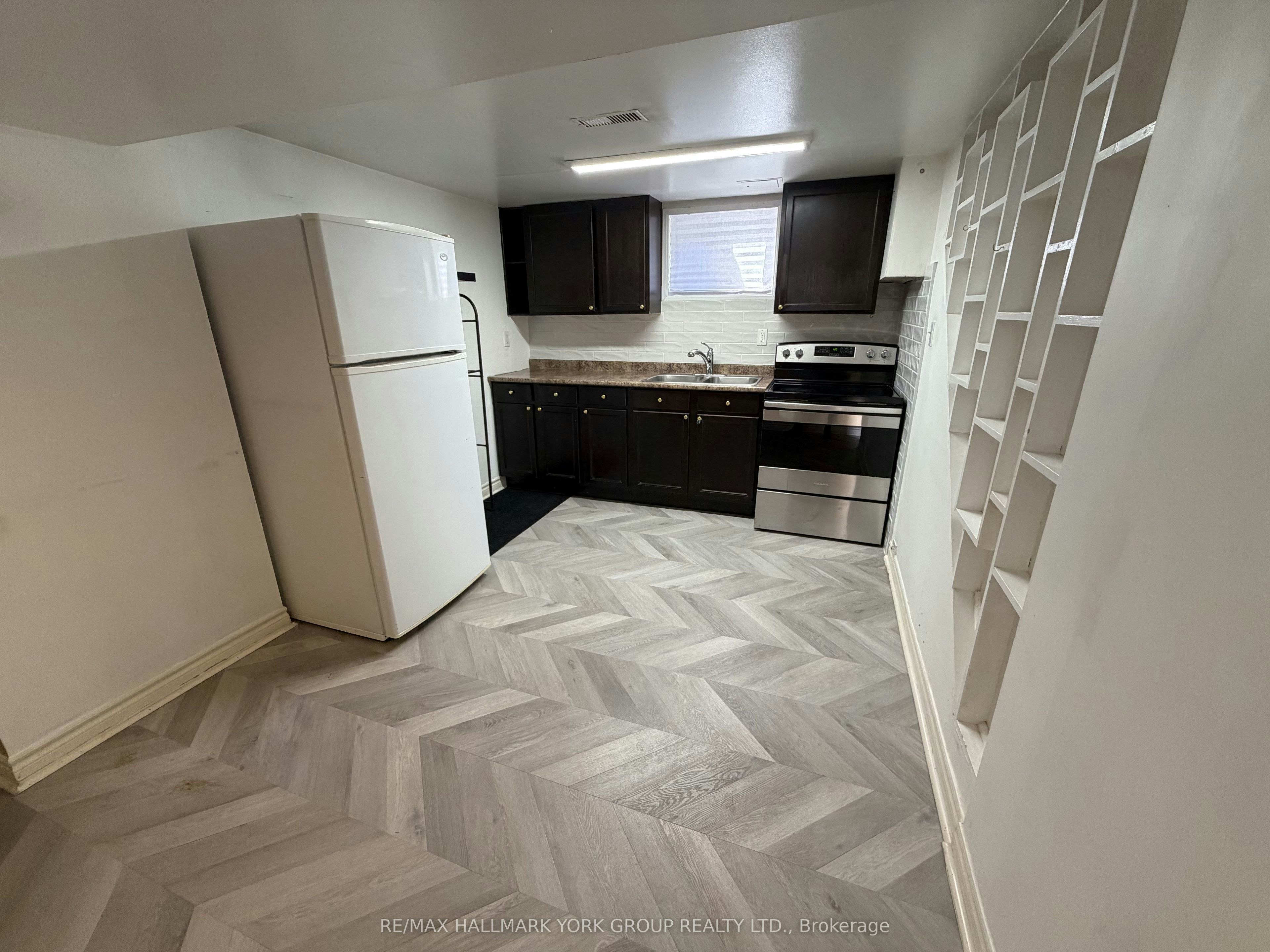 Lower-47 Longford Drive, Newmarket, ON, L3Y 2Y6 - 2