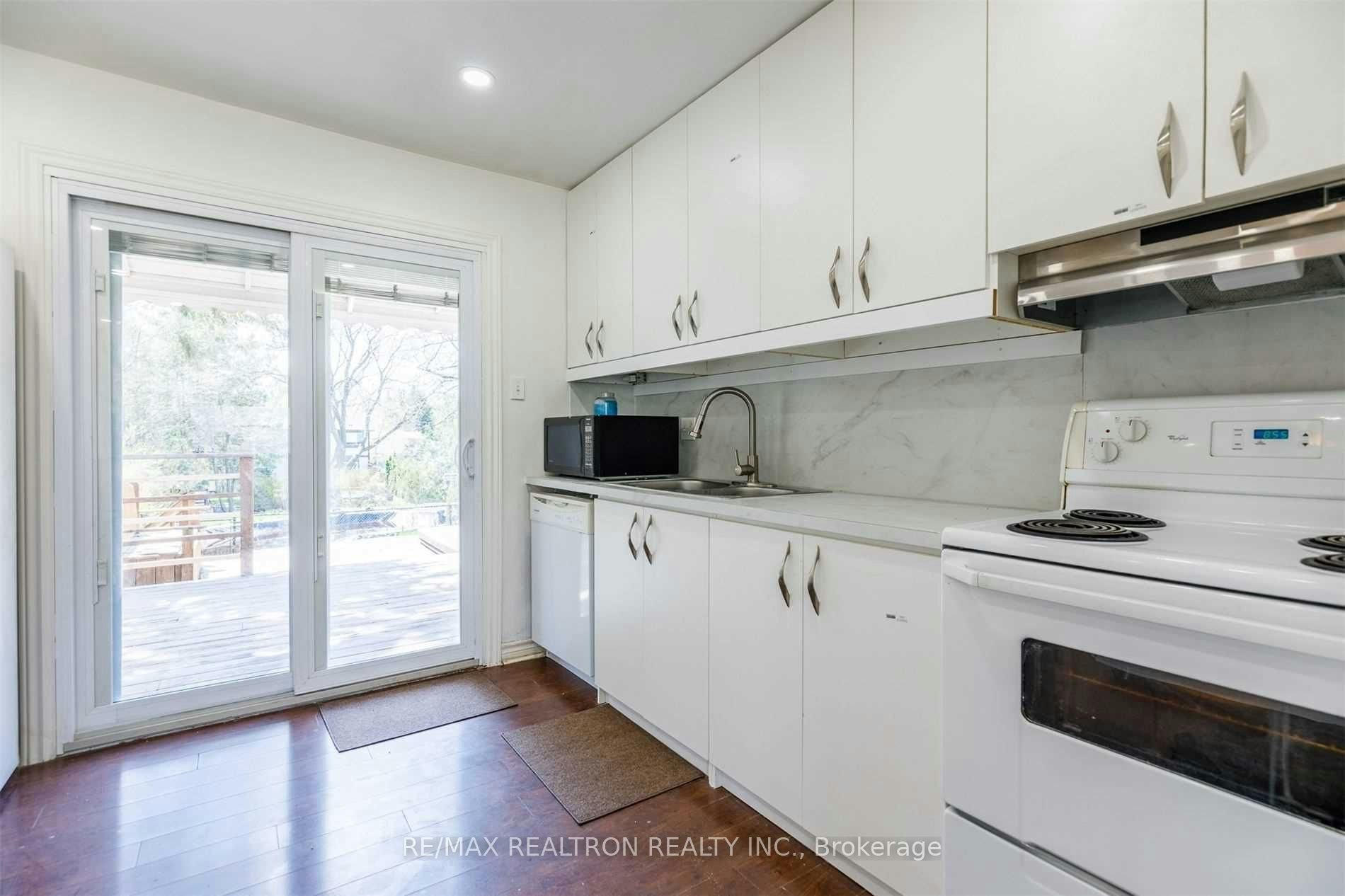 868 Magnolia Avenue, Newmarket, ON, L3Y 3C7 - 11