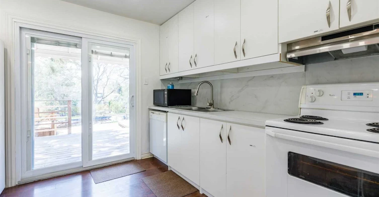 868 Magnolia Avenue, Newmarket, ON, L3Y 3C7 - 11